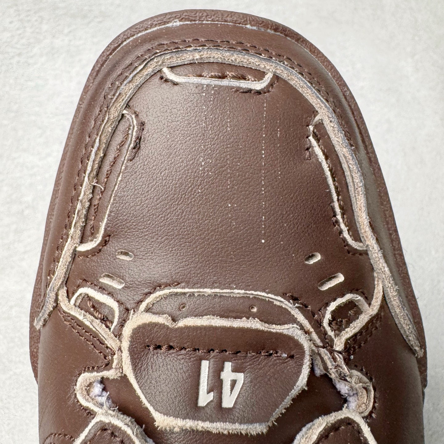 图片[16]-＃VG零售版 Balenciaga Hamptons Worn-Out 巴黎世家涤纶（聚酯纤维）牛皮革 圆头系带 低帮 生活休闲鞋板鞋 全套原纸板楦头开发 最原汁原味的灵魂版型 全鞋荧光划线卡点 胶水把控整洁度追求极致完美 每一双都是工艺品 多重QC质检 超越公司货的品控标准 实实在在的免检产品 原盒原配 正确字体电绣 粗细、位置、大小正确 侧边TPU 透气孔匹配意产原版 正确分离大底 TPU软底 原版一致大底LOGO 立体感十足 原厂皮料水洗做旧 采购原厂网纱 偏大一码 尺码：35 36 37 38 39 40 41 42 43 44 45 46-选品中心