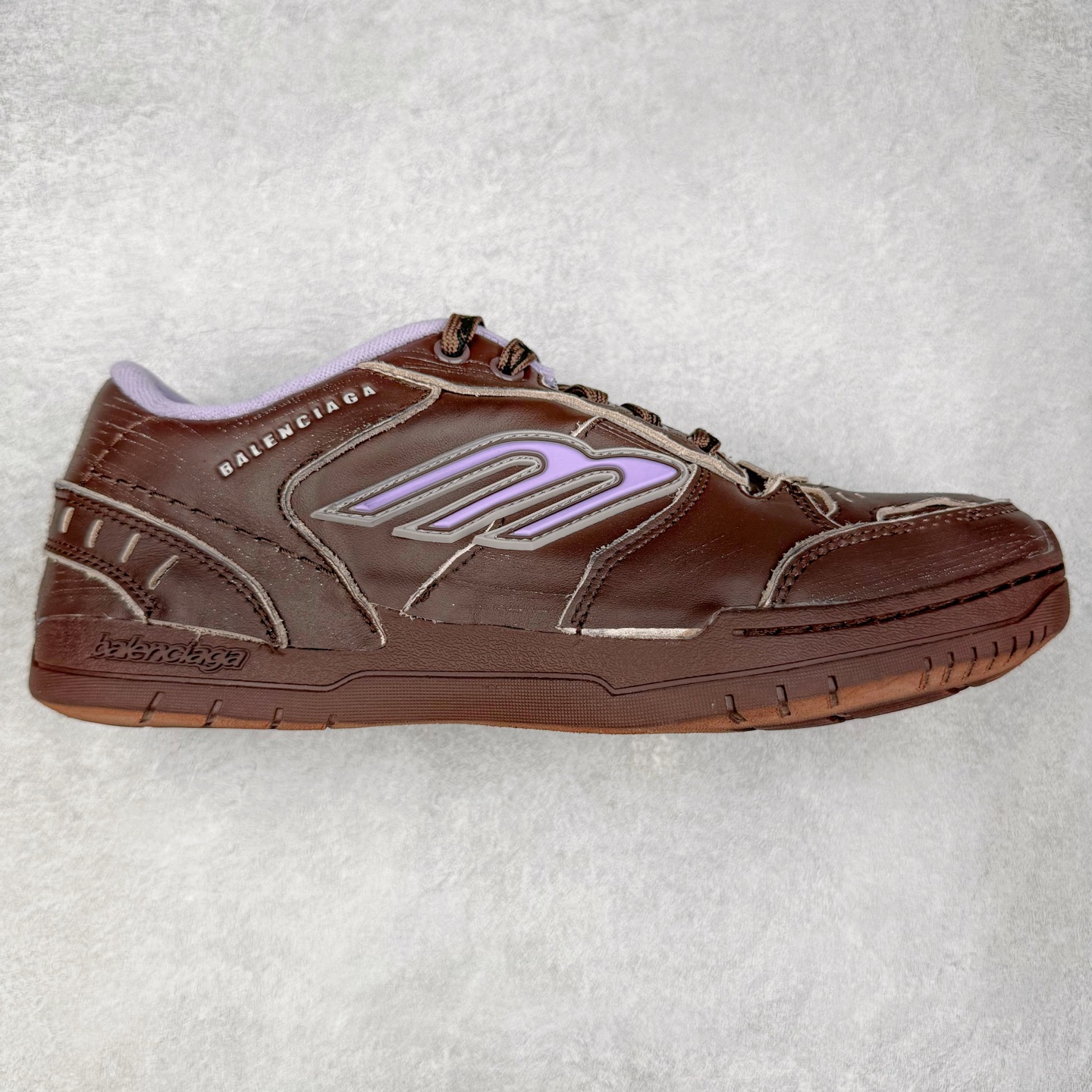 ＃VG零售版 Balenciaga Hamptons Worn-Out 巴黎世家涤纶（聚酯纤维）牛皮革 圆头系带 低帮 生活休闲鞋板鞋 全套原纸板楦头开发 最原汁原味的灵魂版型 全鞋荧光划线卡点 胶水把控整洁度追求极致完美 每一双都是工艺品 多重QC质检 超越公司货的品控标准 实实在在的免检产品 原盒原配 正确字体电绣 粗细、位置、大小正确 侧边TPU 透气孔匹配意产原版 正确分离大底 TPU软底 原版一致大底LOGO 立体感十足 原厂皮料水洗做旧 采购原厂网纱 偏大一码 尺码：35 36 37 38 39 40 41 42 43 44 45 46-选品中心