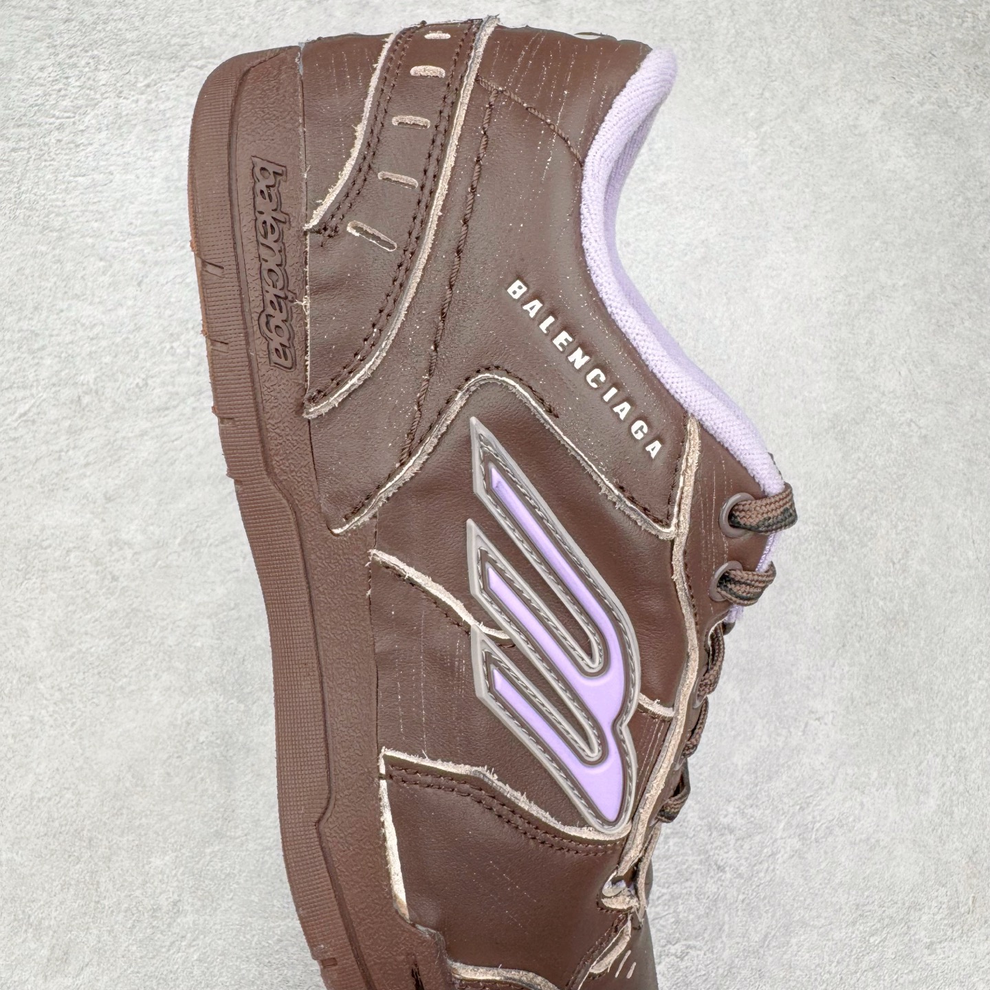 图片[6]-＃VG零售版 Balenciaga Hamptons Worn-Out 巴黎世家涤纶（聚酯纤维）牛皮革 圆头系带 低帮 生活休闲鞋板鞋 全套原纸板楦头开发 最原汁原味的灵魂版型 全鞋荧光划线卡点 胶水把控整洁度追求极致完美 每一双都是工艺品 多重QC质检 超越公司货的品控标准 实实在在的免检产品 原盒原配 正确字体电绣 粗细、位置、大小正确 侧边TPU 透气孔匹配意产原版 正确分离大底 TPU软底 原版一致大底LOGO 立体感十足 原厂皮料水洗做旧 采购原厂网纱 偏大一码 尺码：35 36 37 38 39 40 41 42 43 44 45 46-选品中心