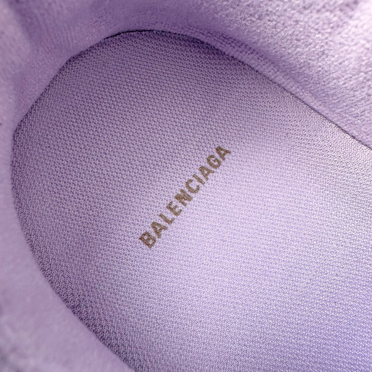图片[18]-＃VG零售版 Balenciaga Hamptons Worn-Out 巴黎世家涤纶（聚酯纤维）牛皮革 圆头系带 低帮 生活休闲鞋板鞋 全套原纸板楦头开发 最原汁原味的灵魂版型 全鞋荧光划线卡点 胶水把控整洁度追求极致完美 每一双都是工艺品 多重QC质检 超越公司货的品控标准 实实在在的免检产品 原盒原配 正确字体电绣 粗细、位置、大小正确 侧边TPU 透气孔匹配意产原版 正确分离大底 TPU软底 原版一致大底LOGO 立体感十足 原厂皮料水洗做旧 采购原厂网纱 偏大一码 尺码：35 36 37 38 39 40 41 42 43 44 45 46-选品中心