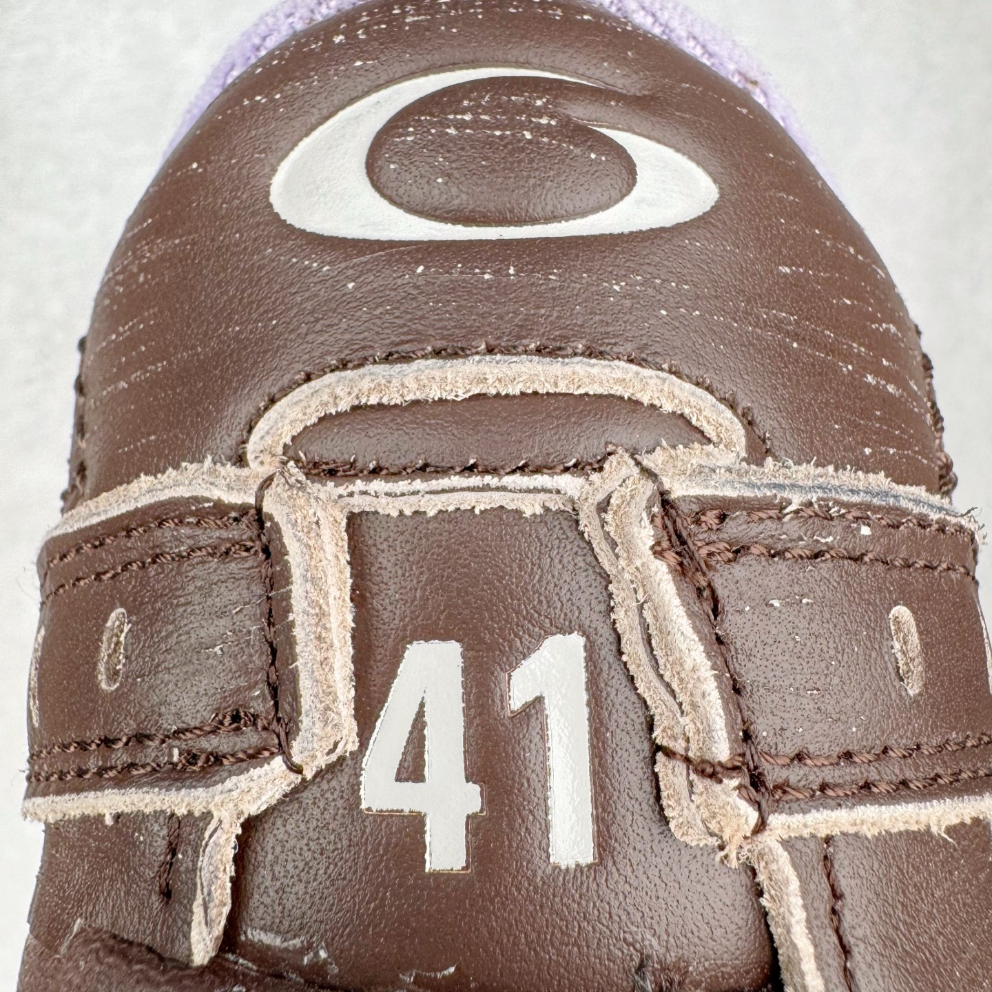 图片[10]-＃VG零售版 Balenciaga Hamptons Worn-Out 巴黎世家涤纶（聚酯纤维）牛皮革 圆头系带 低帮 生活休闲鞋板鞋 全套原纸板楦头开发 最原汁原味的灵魂版型 全鞋荧光划线卡点 胶水把控整洁度追求极致完美 每一双都是工艺品 多重QC质检 超越公司货的品控标准 实实在在的免检产品 原盒原配 正确字体电绣 粗细、位置、大小正确 侧边TPU 透气孔匹配意产原版 正确分离大底 TPU软底 原版一致大底LOGO 立体感十足 原厂皮料水洗做旧 采购原厂网纱 偏大一码 尺码：35 36 37 38 39 40 41 42 43 44 45 46-选品中心