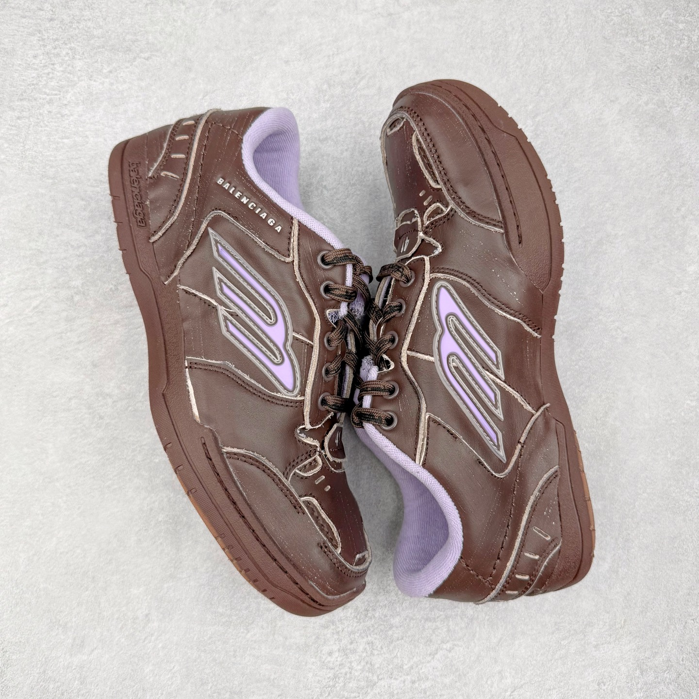 图片[3]-＃VG零售版 Balenciaga Hamptons Worn-Out 巴黎世家涤纶（聚酯纤维）牛皮革 圆头系带 低帮 生活休闲鞋板鞋 全套原纸板楦头开发 最原汁原味的灵魂版型 全鞋荧光划线卡点 胶水把控整洁度追求极致完美 每一双都是工艺品 多重QC质检 超越公司货的品控标准 实实在在的免检产品 原盒原配 正确字体电绣 粗细、位置、大小正确 侧边TPU 透气孔匹配意产原版 正确分离大底 TPU软底 原版一致大底LOGO 立体感十足 原厂皮料水洗做旧 采购原厂网纱 偏大一码 尺码：35 36 37 38 39 40 41 42 43 44 45 46-选品中心