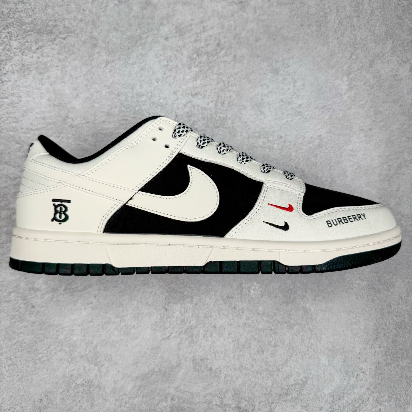 NK Dunk Low 定制配色 CS5288-117 大厂出品 极力推荐 原装头层材料 独家版型蒸餾加工帶來的是更好的视觉和脚感体验大厂纯原品质出货 清洁度 电绣工艺 皮料切割干净无任何毛边 细节完美 实拍调校N版已经零色差零失真 百分百还原实物色彩所见即所得 不存在货不对板色差等低级问题 选购参考实物拍摄 不混卖不参货 只用心做好货严格选品 承诺混一赔十 尺码：36 36.5 37.5 38 38.5 39 40 40.5 41 42 42.5 43 44 44.5 45-选品中心