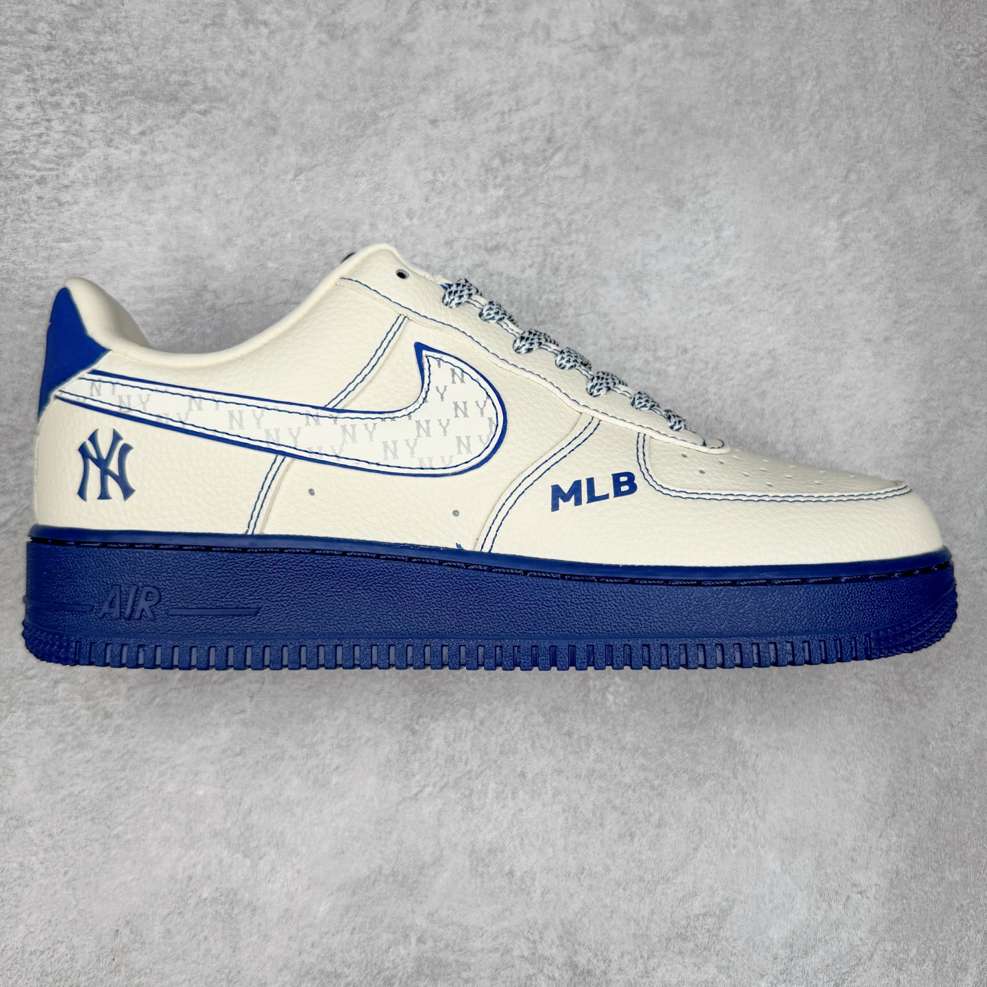 NK Air Force 1´07 Low 空军一号低帮百搭休闲运动板鞋 KJ1688-010 柔软、弹性十足的缓震性能和出色的中底设计 横跨复古与现代的外型结合 造就出风靡全球 三十多年的Force 1 直到今天还深受青睐 实拍调校N版已经零色差零失真 百分百还原实物色彩所见即所得 不存在货不对板色差等低级问题 选购参考实物拍摄 不混卖不参货 只用心做好货严格选品 承诺混一赔十 尺码：36 36.5 37.5 38 38.5 39 40 40.5 41 42 42.5 43 44 44.5 45-选品中心