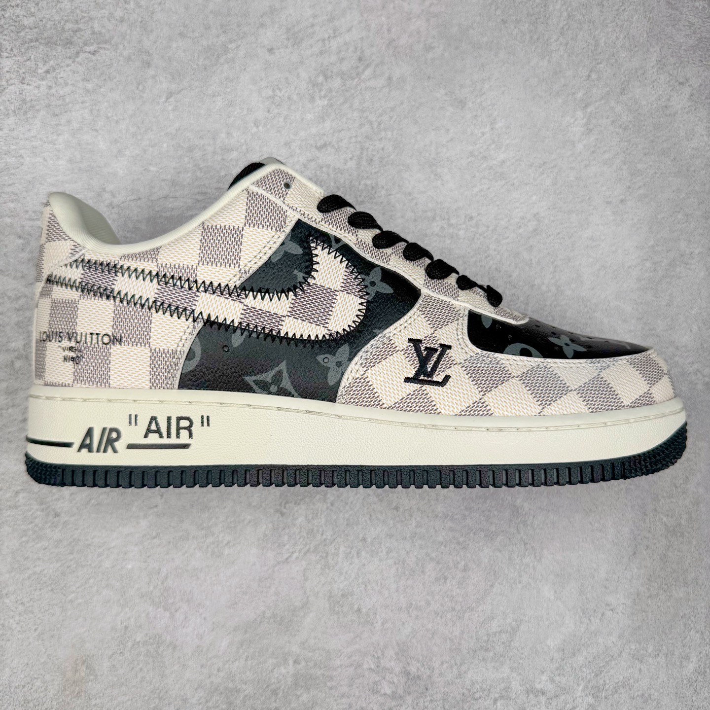 NK Air Force 1´07 Low 空军一号低帮百搭休闲运动板鞋 SC0601-562 柔软、弹性十足的缓震性能和出色的中底设计 横跨复古与现代的外型结合 造就出风靡全球 三十多年的Force 1 直到今天还深受青睐 实拍调校N版已经零色差零失真 百分百还原实物色彩所见即所得 不存在货不对板色差等低级问题 选购参考实物拍摄 不混卖不参货 只用心做好货严格选品 承诺混一赔十 尺码：36 36.5 37.5 38 38.5 39 40 40.5 41 42 42.5 43 44 44.5 45-选品中心