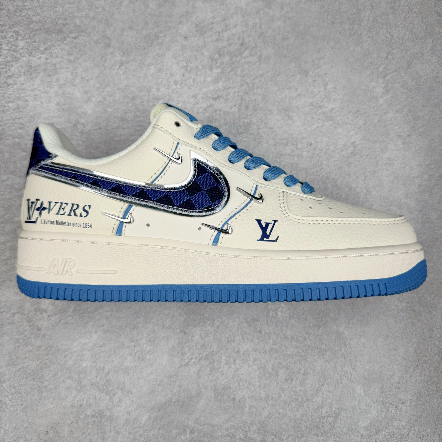 NK Air Force 1´07 Low 空军一号低帮百搭休闲运动板鞋 XS2869-003 柔软、弹性十足的缓震性能和出色的中底设计 横跨复古与现代的外型结合 造就出风靡全球 三十多年的Force 1 直到今天还深受青睐 实拍调校N版已经零色差零失真 百分百还原实物色彩所见即所得 不存在货不对板色差等低级问题 选购参考实物拍摄 不混卖不参货 只用心做好货严格选品 承诺混一赔十 尺码：36 36.5 37.5 38 38.5 39 40 40.5 41 42 42.5 43 44 44.5 45-选品中心