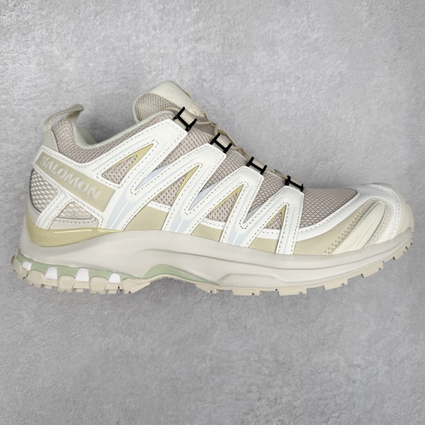 SALOMON XA Pro 3D ADV 萨洛蒙潮流越野机能户外功能鞋 纯原外贸平台特供订单 耗时半年巨作 全套原纸板楦头开发 原厂特供网布配套加持 确保原汁原味 完美呈现版型 原档数据独家私模五层组合大底 原装Ortholite轻量化鞋垫 中底布带钢印编号 原厂TPU锁扣 进口港宝加持 后跟自然饱满 还原公司包裹性 鞋面采用SENSIFT贴合技术 全方位贴合包裹脚型 鞋跟部鞋底牵引设计 提供强大的抓地性能 更适应野外崎岖不平的道路 其3D ADVANCED CHASSIS底盘 材料轻量大化 钉齿设计更具稳定性 防护性 鞋底易磨损区运用CONTAGRIP高耐磨材料 应对城市硬质路面长距离跑考验 尺码：36 36.5 37.5 38 38.5 39 40 40.5 41 42 42.5 43 44 44.5 45-选品中心