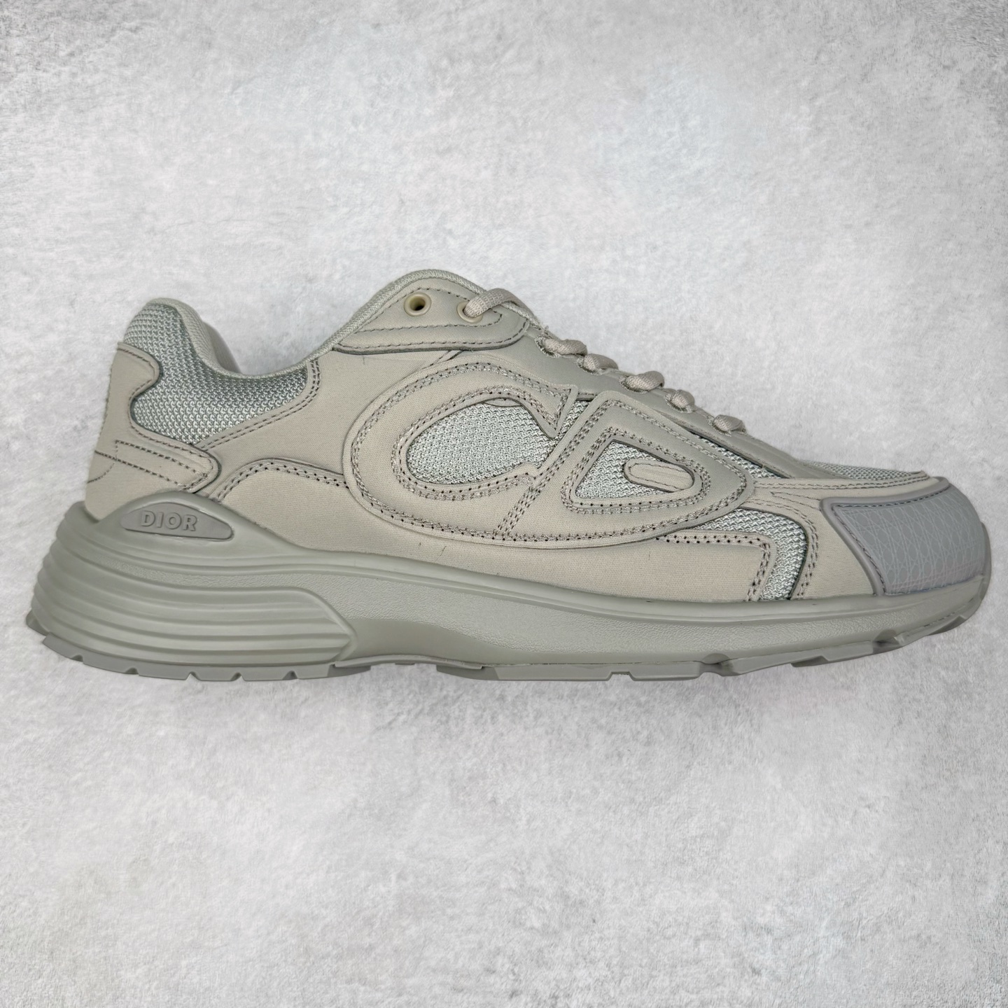 ＃纯原福利 Dior x Stone Island 迪奥石头岛联名款B30系列休闲运动鞋老爹鞋 这次精彩的合作堪称一场别开生面的对话，展现了非凡的创意。金•琼斯 （KIM JONES）倾情呈献 DIOR AND STONEISLAND 限定系列，经典罗盘玫瑰与 DIOR 徽标相互融合 该款系列采用黑网色眼织物白和色科技料面精心制作，作饰以反光“CD30”图形标志，外格轻盈的刻雕效果橡胶鞋搭底配标志性点的缀提升格调，内弹部力细节塑造想理的舒适穿着体验可与各休式闲造型配搭，彰显尚时现代的运风动范 尺码：38 39 40 41 42 43 44 45 46 47-选品中心