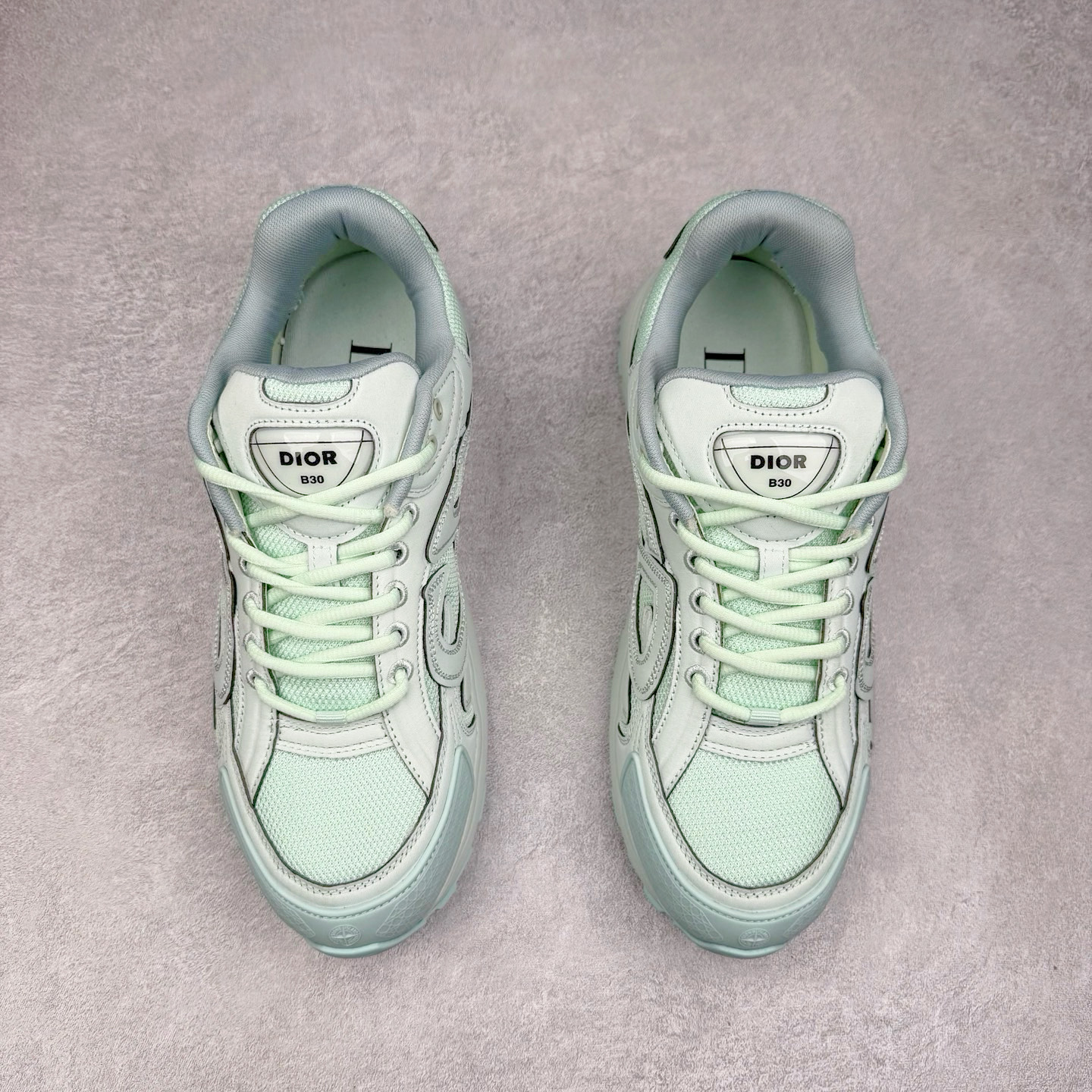 图片[2]-＃纯原福利 Dior x Stone Island 迪奥石头岛联名款B30系列休闲运动鞋老爹鞋 这次精彩的合作堪称一场别开生面的对话，展现了非凡的创意。金•琼斯 （KIM JONES）倾情呈献 DIOR AND STONEISLAND 限定系列，经典罗盘玫瑰与 DIOR 徽标相互融合 该款系列采用黑网色眼织物白和色科技料面精心制作，作饰以反光“CD30”图形标志，外格轻盈的刻雕效果橡胶鞋搭底配标志性点的缀提升格调，内弹部力细节塑造想理的舒适穿着体验可与各休式闲造型配搭，彰显尚时现代的运风动范 尺码：38 39 40 41 42 43 44 45 46 47-选品中心