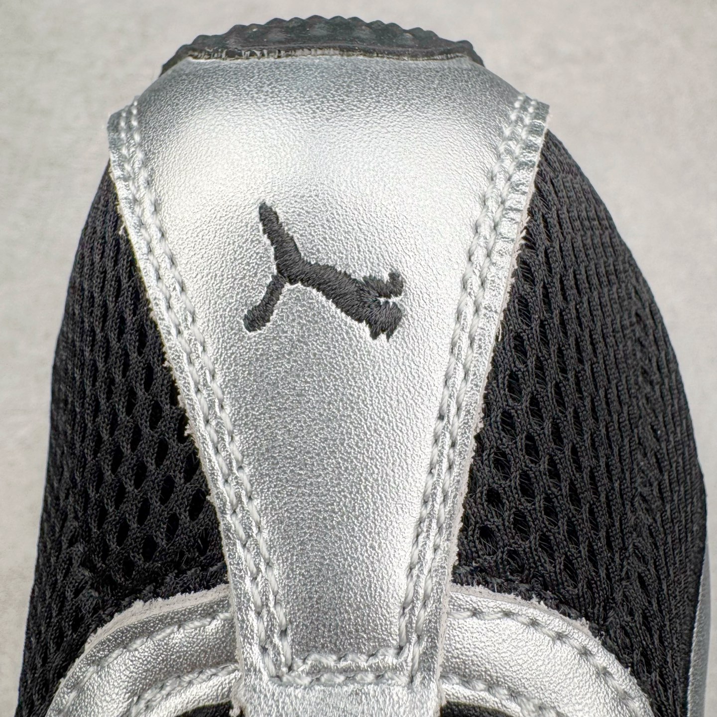 图片[13]-＃S2纯原 PUMA Speedca OG 彪马极速赛车系列低帮德训风拼接复古百搭休闲运动赛车鞋 鞋款从80、90年代赛车手所穿的防火赛车鞋为原型，鞋身线条模仿了赛车的流线廓形，体现了空气动力学原理的结构。简约流畅的外观，恰好又和贯穿其中的Formstrip Logo融合恰到好处，视觉上细节丰富且协调。本次Speedcat OG鞋款归来，最大看点自然式保留了窄版鞋型以及薄底构造。这两年各品牌鞋底越做越厚，Speedcat反其道而行之，上脚几乎无鞋底的效果带来耳目一新的视觉体验。鞋面依旧是以质感细腻的麂皮材质打造，并且大面积近乎全包裹的使用，复古味道也愈发浓烈。配色上更是将最原始的黑色和红色带回，向F1赛车队的标志性队服致敬。相信让各位一眼种草的更多是出挑的大红色，上脚即可瞬间点亮整体造型，在以球鞋为核心的OOTD中脱颖而出。而另一款黑色则是低调的万金油，彰显新潮个性的同时又不喧宾夺主，也是热爱简约系穿搭朋友的首选。 尺码：36 37 37.5 38 38.5 39 40 40.5 41 42 42.5 43 44 44.5 45 46-选品中心