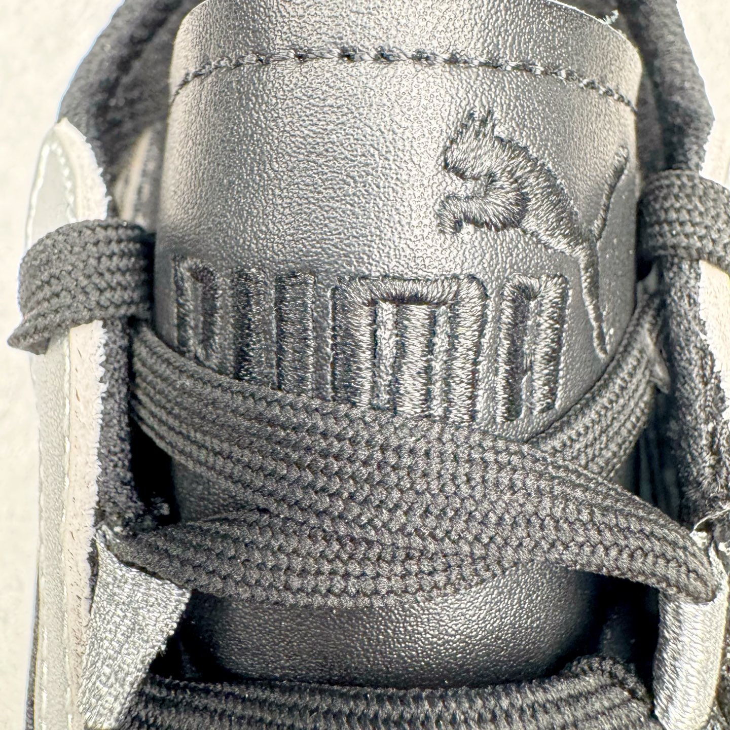 图片[12]-＃S2纯原 PUMA Speedca OG 彪马极速赛车系列低帮德训风拼接复古百搭休闲运动赛车鞋 鞋款从80、90年代赛车手所穿的防火赛车鞋为原型，鞋身线条模仿了赛车的流线廓形，体现了空气动力学原理的结构。简约流畅的外观，恰好又和贯穿其中的Formstrip Logo融合恰到好处，视觉上细节丰富且协调。本次Speedcat OG鞋款归来，最大看点自然式保留了窄版鞋型以及薄底构造。这两年各品牌鞋底越做越厚，Speedcat反其道而行之，上脚几乎无鞋底的效果带来耳目一新的视觉体验。鞋面依旧是以质感细腻的麂皮材质打造，并且大面积近乎全包裹的使用，复古味道也愈发浓烈。配色上更是将最原始的黑色和红色带回，向F1赛车队的标志性队服致敬。相信让各位一眼种草的更多是出挑的大红色，上脚即可瞬间点亮整体造型，在以球鞋为核心的OOTD中脱颖而出。而另一款黑色则是低调的万金油，彰显新潮个性的同时又不喧宾夺主，也是热爱简约系穿搭朋友的首选。 尺码：36 37 37.5 38 38.5 39 40 40.5 41 42 42.5 43 44 44.5 45 46-选品中心