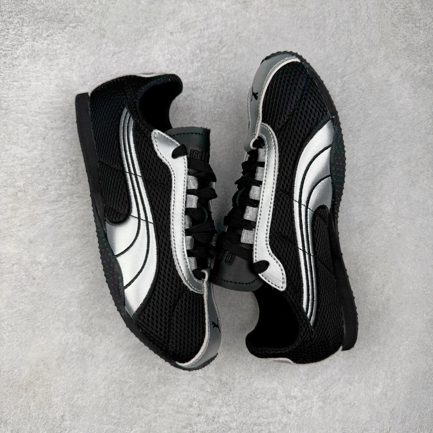 图片[3]-＃S2纯原 PUMA Speedca OG 彪马极速赛车系列低帮德训风拼接复古百搭休闲运动赛车鞋 鞋款从80、90年代赛车手所穿的防火赛车鞋为原型，鞋身线条模仿了赛车的流线廓形，体现了空气动力学原理的结构。简约流畅的外观，恰好又和贯穿其中的Formstrip Logo融合恰到好处，视觉上细节丰富且协调。本次Speedcat OG鞋款归来，最大看点自然式保留了窄版鞋型以及薄底构造。这两年各品牌鞋底越做越厚，Speedcat反其道而行之，上脚几乎无鞋底的效果带来耳目一新的视觉体验。鞋面依旧是以质感细腻的麂皮材质打造，并且大面积近乎全包裹的使用，复古味道也愈发浓烈。配色上更是将最原始的黑色和红色带回，向F1赛车队的标志性队服致敬。相信让各位一眼种草的更多是出挑的大红色，上脚即可瞬间点亮整体造型，在以球鞋为核心的OOTD中脱颖而出。而另一款黑色则是低调的万金油，彰显新潮个性的同时又不喧宾夺主，也是热爱简约系穿搭朋友的首选。 尺码：36 37 37.5 38 38.5 39 40 40.5 41 42 42.5 43 44 44.5 45 46-选品中心