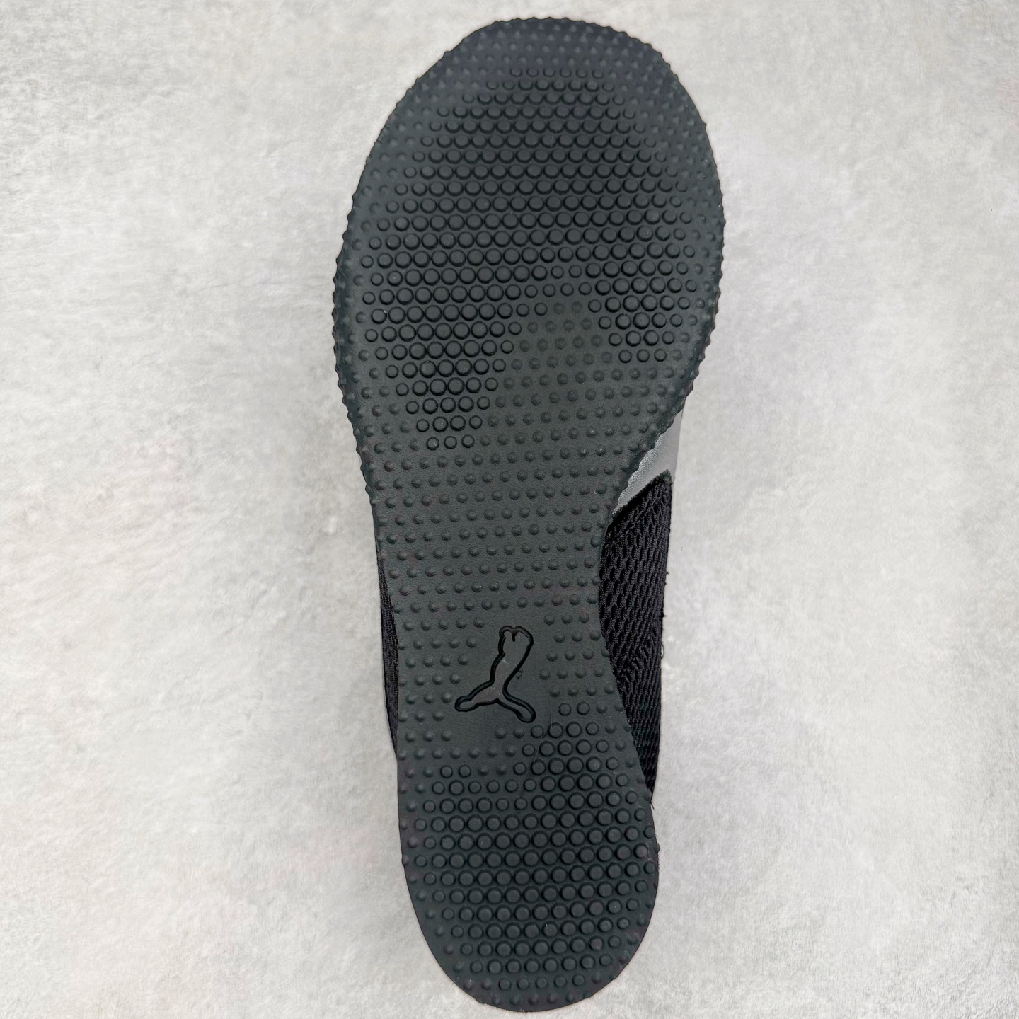 图片[9]-＃S2纯原 PUMA Speedca OG 彪马极速赛车系列低帮德训风拼接复古百搭休闲运动赛车鞋 鞋款从80、90年代赛车手所穿的防火赛车鞋为原型，鞋身线条模仿了赛车的流线廓形，体现了空气动力学原理的结构。简约流畅的外观，恰好又和贯穿其中的Formstrip Logo融合恰到好处，视觉上细节丰富且协调。本次Speedcat OG鞋款归来，最大看点自然式保留了窄版鞋型以及薄底构造。这两年各品牌鞋底越做越厚，Speedcat反其道而行之，上脚几乎无鞋底的效果带来耳目一新的视觉体验。鞋面依旧是以质感细腻的麂皮材质打造，并且大面积近乎全包裹的使用，复古味道也愈发浓烈。配色上更是将最原始的黑色和红色带回，向F1赛车队的标志性队服致敬。相信让各位一眼种草的更多是出挑的大红色，上脚即可瞬间点亮整体造型，在以球鞋为核心的OOTD中脱颖而出。而另一款黑色则是低调的万金油，彰显新潮个性的同时又不喧宾夺主，也是热爱简约系穿搭朋友的首选。 尺码：36 37 37.5 38 38.5 39 40 40.5 41 42 42.5 43 44 44.5 45 46-选品中心