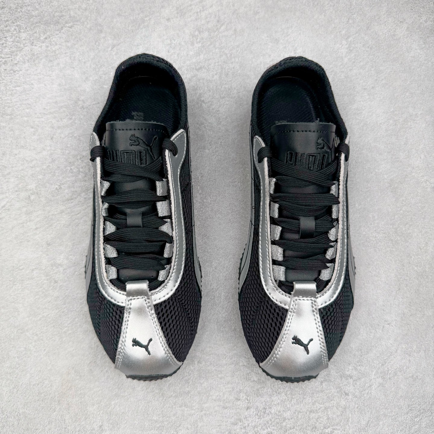 图片[2]-＃S2纯原 PUMA Speedca OG 彪马极速赛车系列低帮德训风拼接复古百搭休闲运动赛车鞋 鞋款从80、90年代赛车手所穿的防火赛车鞋为原型，鞋身线条模仿了赛车的流线廓形，体现了空气动力学原理的结构。简约流畅的外观，恰好又和贯穿其中的Formstrip Logo融合恰到好处，视觉上细节丰富且协调。本次Speedcat OG鞋款归来，最大看点自然式保留了窄版鞋型以及薄底构造。这两年各品牌鞋底越做越厚，Speedcat反其道而行之，上脚几乎无鞋底的效果带来耳目一新的视觉体验。鞋面依旧是以质感细腻的麂皮材质打造，并且大面积近乎全包裹的使用，复古味道也愈发浓烈。配色上更是将最原始的黑色和红色带回，向F1赛车队的标志性队服致敬。相信让各位一眼种草的更多是出挑的大红色，上脚即可瞬间点亮整体造型，在以球鞋为核心的OOTD中脱颖而出。而另一款黑色则是低调的万金油，彰显新潮个性的同时又不喧宾夺主，也是热爱简约系穿搭朋友的首选。 尺码：36 37 37.5 38 38.5 39 40 40.5 41 42 42.5 43 44 44.5 45 46-选品中心