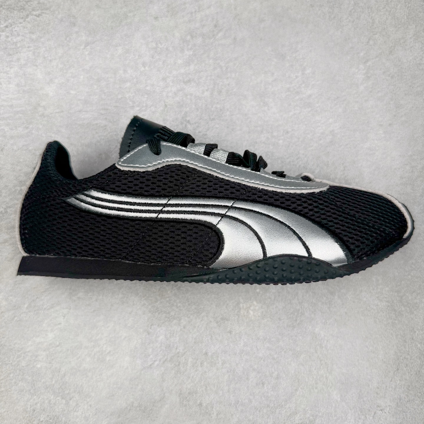 ＃S2纯原 PUMA Speedca OG 彪马极速赛车系列低帮德训风拼接复古百搭休闲运动赛车鞋 鞋款从80、90年代赛车手所穿的防火赛车鞋为原型，鞋身线条模仿了赛车的流线廓形，体现了空气动力学原理的结构。简约流畅的外观，恰好又和贯穿其中的Formstrip Logo融合恰到好处，视觉上细节丰富且协调。本次Speedcat OG鞋款归来，最大看点自然式保留了窄版鞋型以及薄底构造。这两年各品牌鞋底越做越厚，Speedcat反其道而行之，上脚几乎无鞋底的效果带来耳目一新的视觉体验。鞋面依旧是以质感细腻的麂皮材质打造，并且大面积近乎全包裹的使用，复古味道也愈发浓烈。配色上更是将最原始的黑色和红色带回，向F1赛车队的标志性队服致敬。相信让各位一眼种草的更多是出挑的大红色，上脚即可瞬间点亮整体造型，在以球鞋为核心的OOTD中脱颖而出。而另一款黑色则是低调的万金油，彰显新潮个性的同时又不喧宾夺主，也是热爱简约系穿搭朋友的首选。 尺码：36 37 37.5 38 38.5 39 40 40.5 41 42 42.5 43 44 44.5 45 46-选品中心