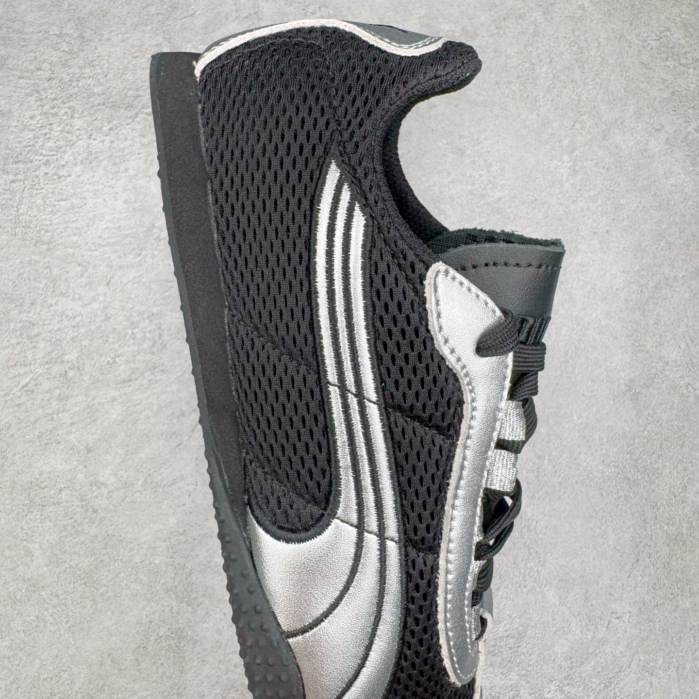 图片[6]-＃S2纯原 PUMA Speedca OG 彪马极速赛车系列低帮德训风拼接复古百搭休闲运动赛车鞋 鞋款从80、90年代赛车手所穿的防火赛车鞋为原型，鞋身线条模仿了赛车的流线廓形，体现了空气动力学原理的结构。简约流畅的外观，恰好又和贯穿其中的Formstrip Logo融合恰到好处，视觉上细节丰富且协调。本次Speedcat OG鞋款归来，最大看点自然式保留了窄版鞋型以及薄底构造。这两年各品牌鞋底越做越厚，Speedcat反其道而行之，上脚几乎无鞋底的效果带来耳目一新的视觉体验。鞋面依旧是以质感细腻的麂皮材质打造，并且大面积近乎全包裹的使用，复古味道也愈发浓烈。配色上更是将最原始的黑色和红色带回，向F1赛车队的标志性队服致敬。相信让各位一眼种草的更多是出挑的大红色，上脚即可瞬间点亮整体造型，在以球鞋为核心的OOTD中脱颖而出。而另一款黑色则是低调的万金油，彰显新潮个性的同时又不喧宾夺主，也是热爱简约系穿搭朋友的首选。 尺码：36 37 37.5 38 38.5 39 40 40.5 41 42 42.5 43 44 44.5 45 46-选品中心