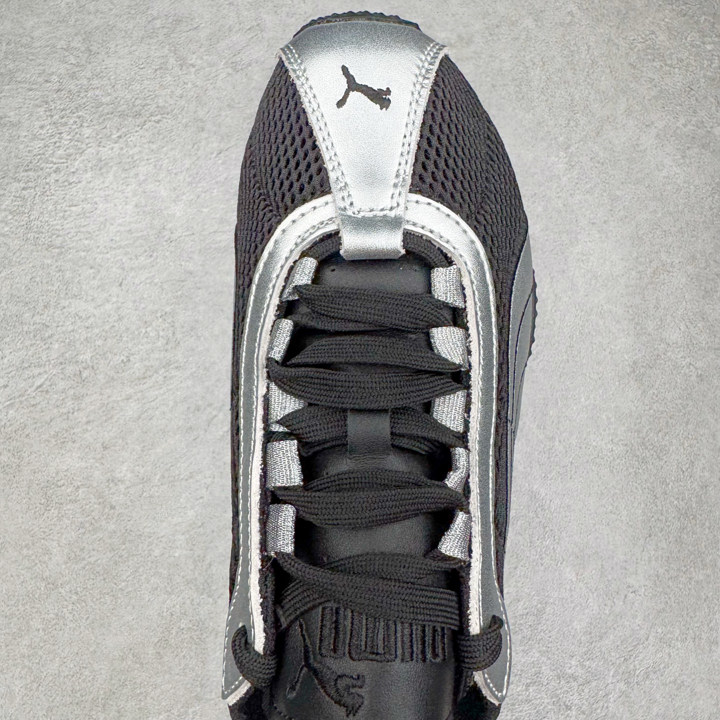 图片[4]-＃S2纯原 PUMA Speedca OG 彪马极速赛车系列低帮德训风拼接复古百搭休闲运动赛车鞋 鞋款从80、90年代赛车手所穿的防火赛车鞋为原型，鞋身线条模仿了赛车的流线廓形，体现了空气动力学原理的结构。简约流畅的外观，恰好又和贯穿其中的Formstrip Logo融合恰到好处，视觉上细节丰富且协调。本次Speedcat OG鞋款归来，最大看点自然式保留了窄版鞋型以及薄底构造。这两年各品牌鞋底越做越厚，Speedcat反其道而行之，上脚几乎无鞋底的效果带来耳目一新的视觉体验。鞋面依旧是以质感细腻的麂皮材质打造，并且大面积近乎全包裹的使用，复古味道也愈发浓烈。配色上更是将最原始的黑色和红色带回，向F1赛车队的标志性队服致敬。相信让各位一眼种草的更多是出挑的大红色，上脚即可瞬间点亮整体造型，在以球鞋为核心的OOTD中脱颖而出。而另一款黑色则是低调的万金油，彰显新潮个性的同时又不喧宾夺主，也是热爱简约系穿搭朋友的首选。 尺码：36 37 37.5 38 38.5 39 40 40.5 41 42 42.5 43 44 44.5 45 46-选品中心