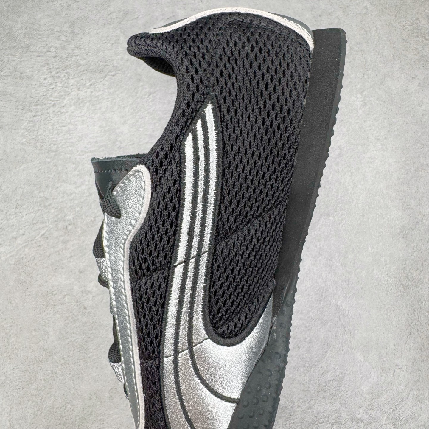 图片[7]-＃S2纯原 PUMA Speedca OG 彪马极速赛车系列低帮德训风拼接复古百搭休闲运动赛车鞋 鞋款从80、90年代赛车手所穿的防火赛车鞋为原型，鞋身线条模仿了赛车的流线廓形，体现了空气动力学原理的结构。简约流畅的外观，恰好又和贯穿其中的Formstrip Logo融合恰到好处，视觉上细节丰富且协调。本次Speedcat OG鞋款归来，最大看点自然式保留了窄版鞋型以及薄底构造。这两年各品牌鞋底越做越厚，Speedcat反其道而行之，上脚几乎无鞋底的效果带来耳目一新的视觉体验。鞋面依旧是以质感细腻的麂皮材质打造，并且大面积近乎全包裹的使用，复古味道也愈发浓烈。配色上更是将最原始的黑色和红色带回，向F1赛车队的标志性队服致敬。相信让各位一眼种草的更多是出挑的大红色，上脚即可瞬间点亮整体造型，在以球鞋为核心的OOTD中脱颖而出。而另一款黑色则是低调的万金油，彰显新潮个性的同时又不喧宾夺主，也是热爱简约系穿搭朋友的首选。 尺码：36 37 37.5 38 38.5 39 40 40.5 41 42 42.5 43 44 44.5 45 46-选品中心