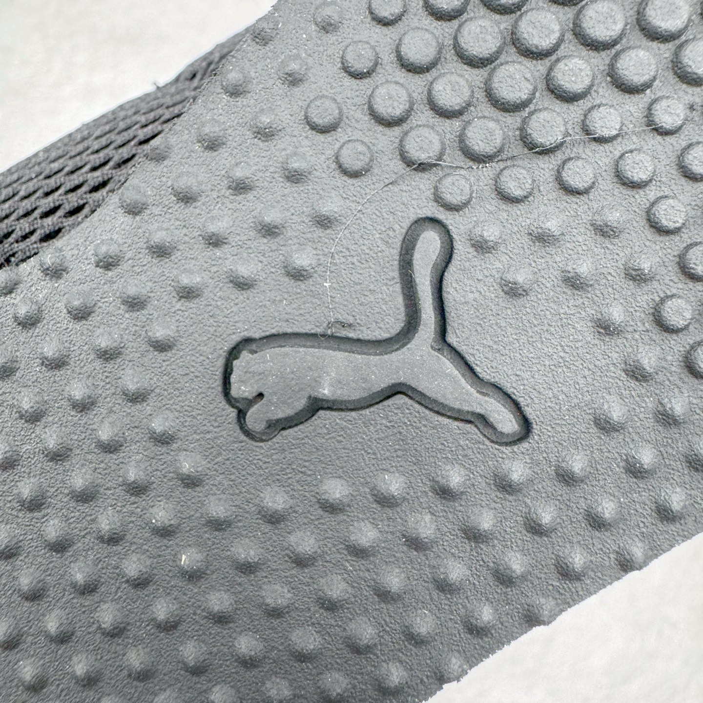 图片[11]-＃S2纯原 PUMA Speedca OG 彪马极速赛车系列低帮德训风拼接复古百搭休闲运动赛车鞋 鞋款从80、90年代赛车手所穿的防火赛车鞋为原型，鞋身线条模仿了赛车的流线廓形，体现了空气动力学原理的结构。简约流畅的外观，恰好又和贯穿其中的Formstrip Logo融合恰到好处，视觉上细节丰富且协调。本次Speedcat OG鞋款归来，最大看点自然式保留了窄版鞋型以及薄底构造。这两年各品牌鞋底越做越厚，Speedcat反其道而行之，上脚几乎无鞋底的效果带来耳目一新的视觉体验。鞋面依旧是以质感细腻的麂皮材质打造，并且大面积近乎全包裹的使用，复古味道也愈发浓烈。配色上更是将最原始的黑色和红色带回，向F1赛车队的标志性队服致敬。相信让各位一眼种草的更多是出挑的大红色，上脚即可瞬间点亮整体造型，在以球鞋为核心的OOTD中脱颖而出。而另一款黑色则是低调的万金油，彰显新潮个性的同时又不喧宾夺主，也是热爱简约系穿搭朋友的首选。 尺码：36 37 37.5 38 38.5 39 40 40.5 41 42 42.5 43 44 44.5 45 46-选品中心