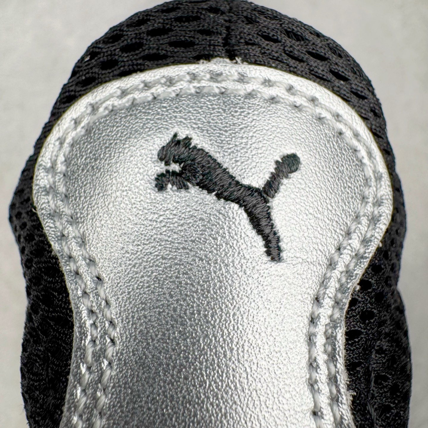 图片[10]-＃S2纯原 PUMA Speedca OG 彪马极速赛车系列低帮德训风拼接复古百搭休闲运动赛车鞋 鞋款从80、90年代赛车手所穿的防火赛车鞋为原型，鞋身线条模仿了赛车的流线廓形，体现了空气动力学原理的结构。简约流畅的外观，恰好又和贯穿其中的Formstrip Logo融合恰到好处，视觉上细节丰富且协调。本次Speedcat OG鞋款归来，最大看点自然式保留了窄版鞋型以及薄底构造。这两年各品牌鞋底越做越厚，Speedcat反其道而行之，上脚几乎无鞋底的效果带来耳目一新的视觉体验。鞋面依旧是以质感细腻的麂皮材质打造，并且大面积近乎全包裹的使用，复古味道也愈发浓烈。配色上更是将最原始的黑色和红色带回，向F1赛车队的标志性队服致敬。相信让各位一眼种草的更多是出挑的大红色，上脚即可瞬间点亮整体造型，在以球鞋为核心的OOTD中脱颖而出。而另一款黑色则是低调的万金油，彰显新潮个性的同时又不喧宾夺主，也是热爱简约系穿搭朋友的首选。 尺码：36 37 37.5 38 38.5 39 40 40.5 41 42 42.5 43 44 44.5 45 46-选品中心