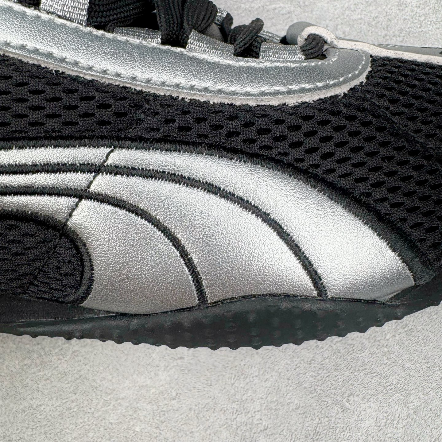 图片[14]-＃S2纯原 PUMA Speedca OG 彪马极速赛车系列低帮德训风拼接复古百搭休闲运动赛车鞋 鞋款从80、90年代赛车手所穿的防火赛车鞋为原型，鞋身线条模仿了赛车的流线廓形，体现了空气动力学原理的结构。简约流畅的外观，恰好又和贯穿其中的Formstrip Logo融合恰到好处，视觉上细节丰富且协调。本次Speedcat OG鞋款归来，最大看点自然式保留了窄版鞋型以及薄底构造。这两年各品牌鞋底越做越厚，Speedcat反其道而行之，上脚几乎无鞋底的效果带来耳目一新的视觉体验。鞋面依旧是以质感细腻的麂皮材质打造，并且大面积近乎全包裹的使用，复古味道也愈发浓烈。配色上更是将最原始的黑色和红色带回，向F1赛车队的标志性队服致敬。相信让各位一眼种草的更多是出挑的大红色，上脚即可瞬间点亮整体造型，在以球鞋为核心的OOTD中脱颖而出。而另一款黑色则是低调的万金油，彰显新潮个性的同时又不喧宾夺主，也是热爱简约系穿搭朋友的首选。 尺码：36 37 37.5 38 38.5 39 40 40.5 41 42 42.5 43 44 44.5 45 46-选品中心