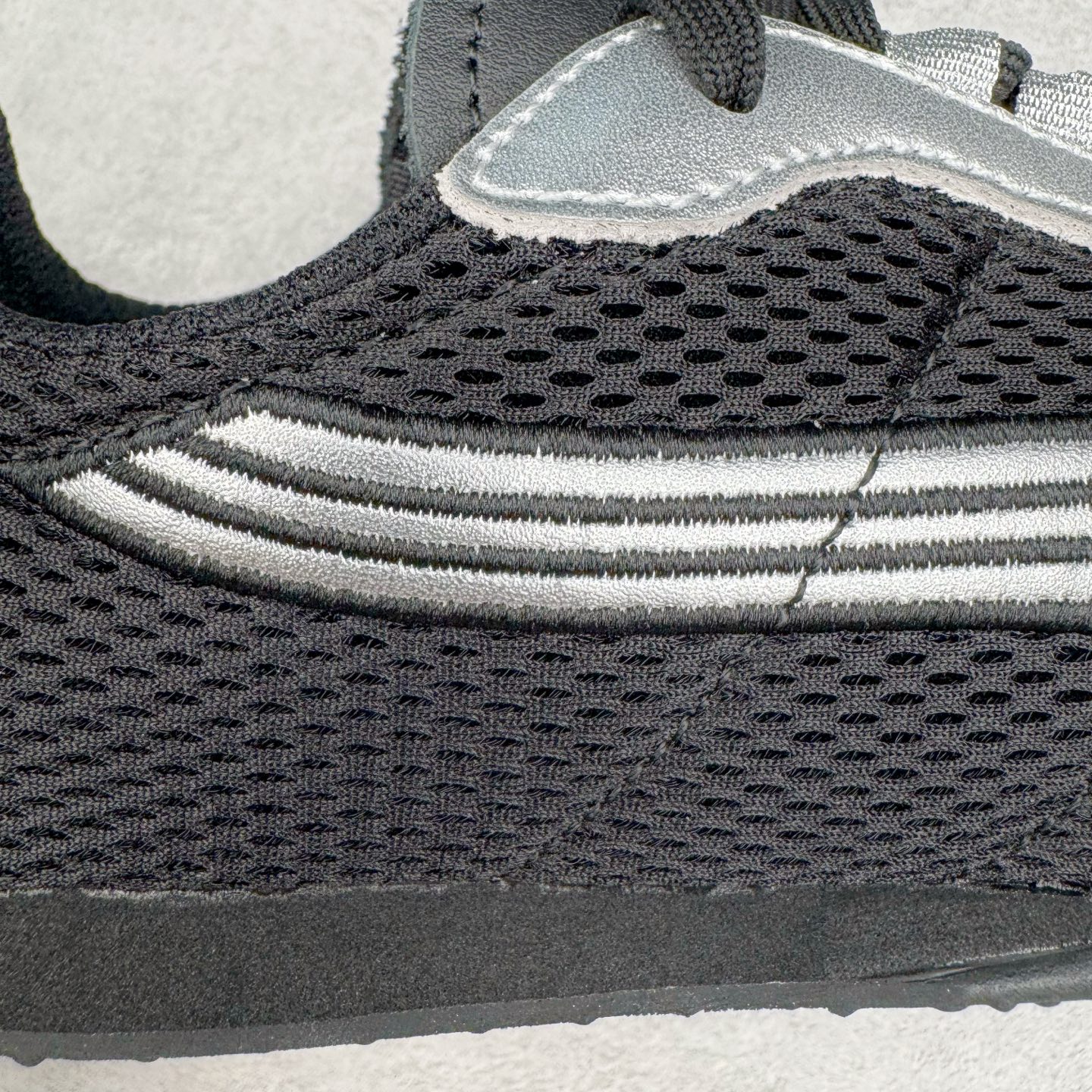 图片[15]-＃S2纯原 PUMA Speedca OG 彪马极速赛车系列低帮德训风拼接复古百搭休闲运动赛车鞋 鞋款从80、90年代赛车手所穿的防火赛车鞋为原型，鞋身线条模仿了赛车的流线廓形，体现了空气动力学原理的结构。简约流畅的外观，恰好又和贯穿其中的Formstrip Logo融合恰到好处，视觉上细节丰富且协调。本次Speedcat OG鞋款归来，最大看点自然式保留了窄版鞋型以及薄底构造。这两年各品牌鞋底越做越厚，Speedcat反其道而行之，上脚几乎无鞋底的效果带来耳目一新的视觉体验。鞋面依旧是以质感细腻的麂皮材质打造，并且大面积近乎全包裹的使用，复古味道也愈发浓烈。配色上更是将最原始的黑色和红色带回，向F1赛车队的标志性队服致敬。相信让各位一眼种草的更多是出挑的大红色，上脚即可瞬间点亮整体造型，在以球鞋为核心的OOTD中脱颖而出。而另一款黑色则是低调的万金油，彰显新潮个性的同时又不喧宾夺主，也是热爱简约系穿搭朋友的首选。 尺码：36 37 37.5 38 38.5 39 40 40.5 41 42 42.5 43 44 44.5 45 46-选品中心