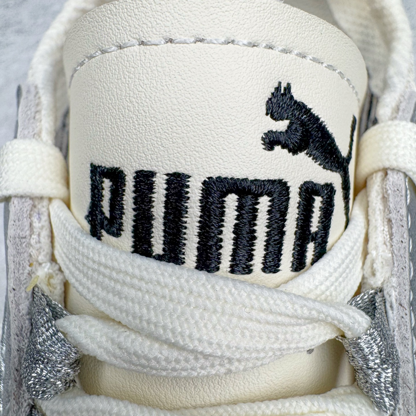 图片[12]-＃S2纯原 PUMA Speedca OG 彪马极速赛车系列低帮德训风拼接复古百搭休闲运动赛车鞋 鞋款从80、90年代赛车手所穿的防火赛车鞋为原型，鞋身线条模仿了赛车的流线廓形，体现了空气动力学原理的结构。简约流畅的外观，恰好又和贯穿其中的Formstrip Logo融合恰到好处，视觉上细节丰富且协调。本次Speedcat OG鞋款归来，最大看点自然式保留了窄版鞋型以及薄底构造。这两年各品牌鞋底越做越厚，Speedcat反其道而行之，上脚几乎无鞋底的效果带来耳目一新的视觉体验。鞋面依旧是以质感细腻的麂皮材质打造，并且大面积近乎全包裹的使用，复古味道也愈发浓烈。配色上更是将最原始的黑色和红色带回，向F1赛车队的标志性队服致敬。相信让各位一眼种草的更多是出挑的大红色，上脚即可瞬间点亮整体造型，在以球鞋为核心的OOTD中脱颖而出。而另一款黑色则是低调的万金油，彰显新潮个性的同时又不喧宾夺主，也是热爱简约系穿搭朋友的首选。 尺码：36 37 37.5 38 38.5 39 40 40.5 41 42 42.5 43 44 44.5 45 46-选品中心