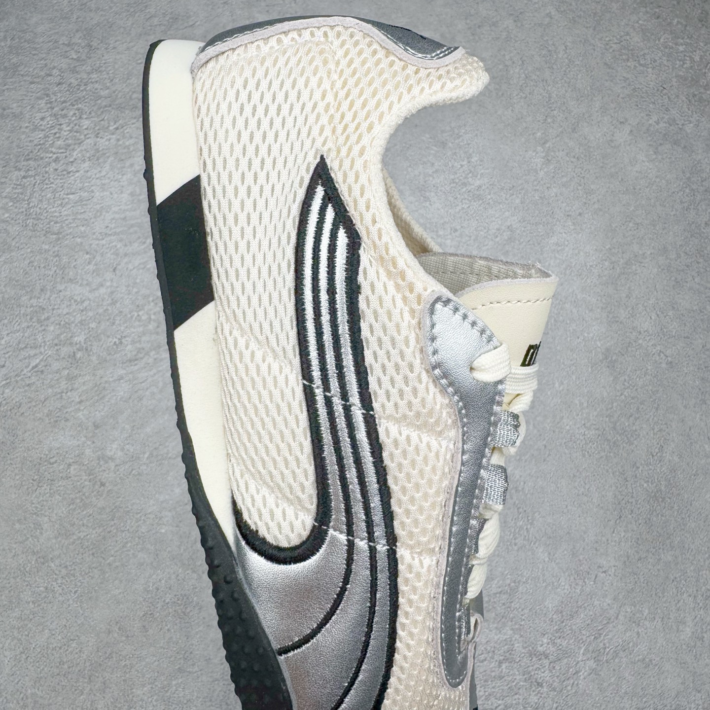 图片[6]-＃S2纯原 PUMA Speedca OG 彪马极速赛车系列低帮德训风拼接复古百搭休闲运动赛车鞋 鞋款从80、90年代赛车手所穿的防火赛车鞋为原型，鞋身线条模仿了赛车的流线廓形，体现了空气动力学原理的结构。简约流畅的外观，恰好又和贯穿其中的Formstrip Logo融合恰到好处，视觉上细节丰富且协调。本次Speedcat OG鞋款归来，最大看点自然式保留了窄版鞋型以及薄底构造。这两年各品牌鞋底越做越厚，Speedcat反其道而行之，上脚几乎无鞋底的效果带来耳目一新的视觉体验。鞋面依旧是以质感细腻的麂皮材质打造，并且大面积近乎全包裹的使用，复古味道也愈发浓烈。配色上更是将最原始的黑色和红色带回，向F1赛车队的标志性队服致敬。相信让各位一眼种草的更多是出挑的大红色，上脚即可瞬间点亮整体造型，在以球鞋为核心的OOTD中脱颖而出。而另一款黑色则是低调的万金油，彰显新潮个性的同时又不喧宾夺主，也是热爱简约系穿搭朋友的首选。 尺码：36 37 37.5 38 38.5 39 40 40.5 41 42 42.5 43 44 44.5 45 46-选品中心