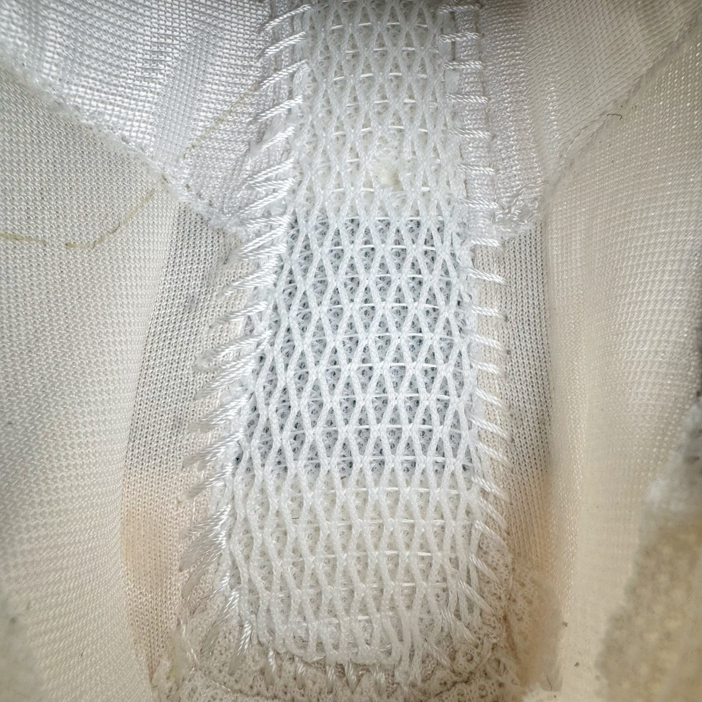 图片[17]-＃S2纯原 PUMA Speedca OG 彪马极速赛车系列低帮德训风拼接复古百搭休闲运动赛车鞋 鞋款从80、90年代赛车手所穿的防火赛车鞋为原型，鞋身线条模仿了赛车的流线廓形，体现了空气动力学原理的结构。简约流畅的外观，恰好又和贯穿其中的Formstrip Logo融合恰到好处，视觉上细节丰富且协调。本次Speedcat OG鞋款归来，最大看点自然式保留了窄版鞋型以及薄底构造。这两年各品牌鞋底越做越厚，Speedcat反其道而行之，上脚几乎无鞋底的效果带来耳目一新的视觉体验。鞋面依旧是以质感细腻的麂皮材质打造，并且大面积近乎全包裹的使用，复古味道也愈发浓烈。配色上更是将最原始的黑色和红色带回，向F1赛车队的标志性队服致敬。相信让各位一眼种草的更多是出挑的大红色，上脚即可瞬间点亮整体造型，在以球鞋为核心的OOTD中脱颖而出。而另一款黑色则是低调的万金油，彰显新潮个性的同时又不喧宾夺主，也是热爱简约系穿搭朋友的首选。 尺码：36 37 37.5 38 38.5 39 40 40.5 41 42 42.5 43 44 44.5 45 46-选品中心