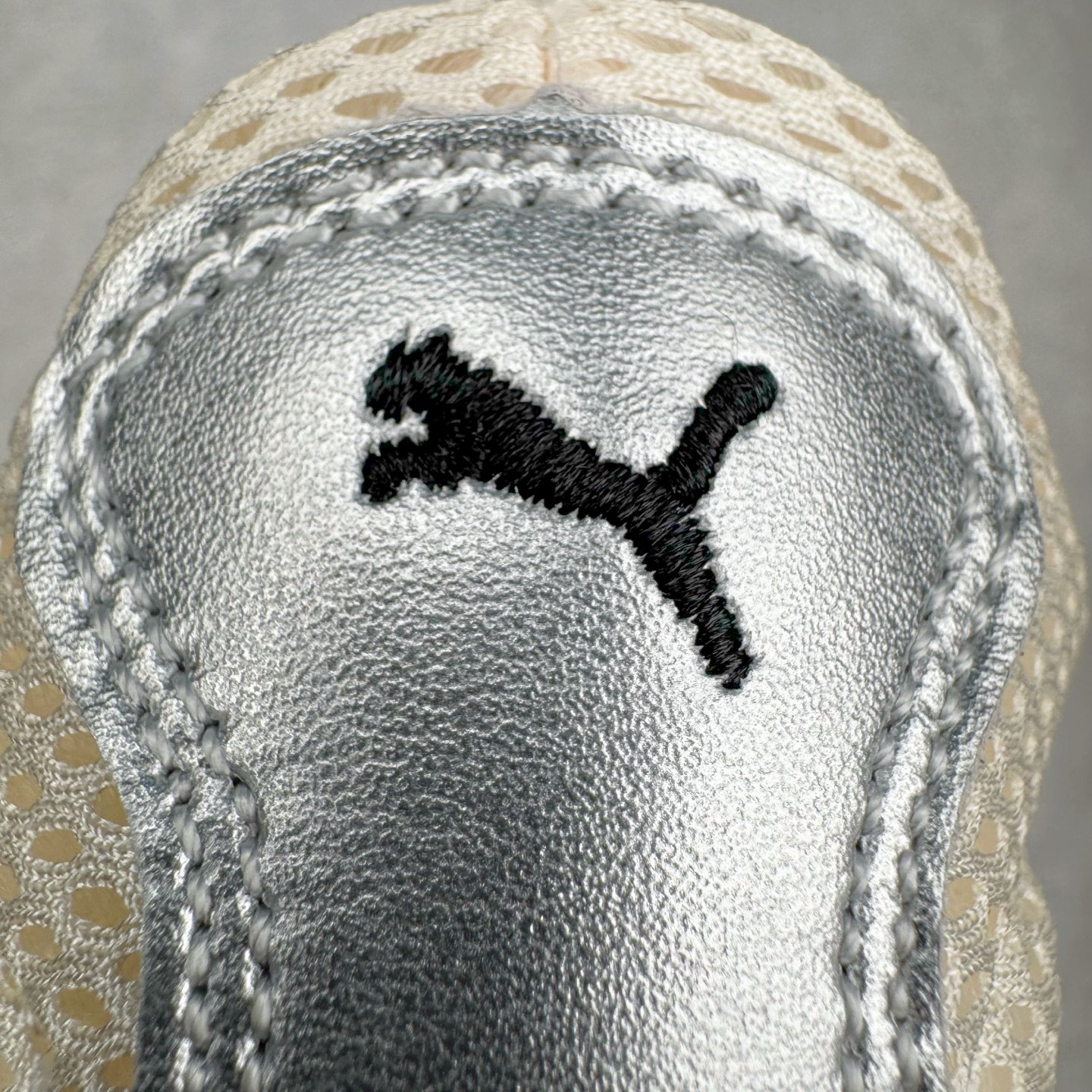 图片[10]-＃S2纯原 PUMA Speedca OG 彪马极速赛车系列低帮德训风拼接复古百搭休闲运动赛车鞋 鞋款从80、90年代赛车手所穿的防火赛车鞋为原型，鞋身线条模仿了赛车的流线廓形，体现了空气动力学原理的结构。简约流畅的外观，恰好又和贯穿其中的Formstrip Logo融合恰到好处，视觉上细节丰富且协调。本次Speedcat OG鞋款归来，最大看点自然式保留了窄版鞋型以及薄底构造。这两年各品牌鞋底越做越厚，Speedcat反其道而行之，上脚几乎无鞋底的效果带来耳目一新的视觉体验。鞋面依旧是以质感细腻的麂皮材质打造，并且大面积近乎全包裹的使用，复古味道也愈发浓烈。配色上更是将最原始的黑色和红色带回，向F1赛车队的标志性队服致敬。相信让各位一眼种草的更多是出挑的大红色，上脚即可瞬间点亮整体造型，在以球鞋为核心的OOTD中脱颖而出。而另一款黑色则是低调的万金油，彰显新潮个性的同时又不喧宾夺主，也是热爱简约系穿搭朋友的首选。 尺码：36 37 37.5 38 38.5 39 40 40.5 41 42 42.5 43 44 44.5 45 46-选品中心