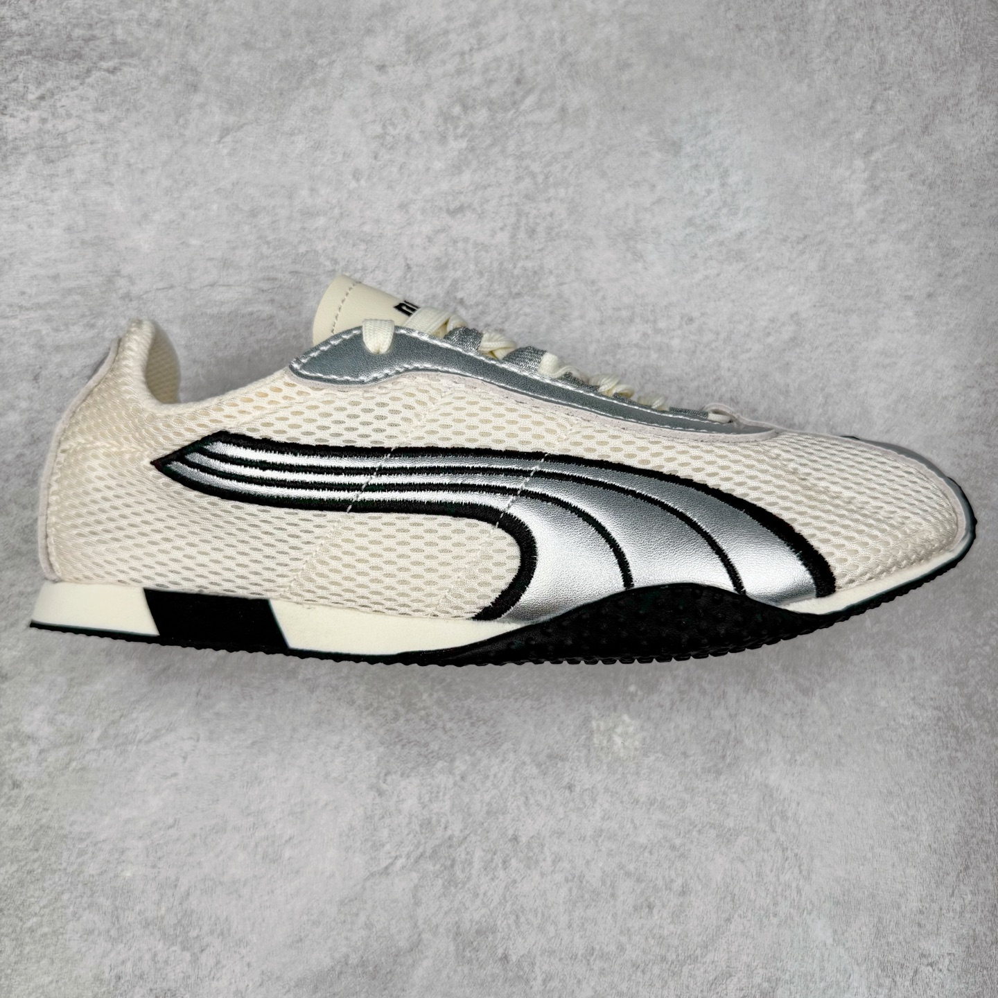 ＃S2纯原 PUMA Speedca OG 彪马极速赛车系列低帮德训风拼接复古百搭休闲运动赛车鞋 鞋款从80、90年代赛车手所穿的防火赛车鞋为原型，鞋身线条模仿了赛车的流线廓形，体现了空气动力学原理的结构。简约流畅的外观，恰好又和贯穿其中的Formstrip Logo融合恰到好处，视觉上细节丰富且协调。本次Speedcat OG鞋款归来，最大看点自然式保留了窄版鞋型以及薄底构造。这两年各品牌鞋底越做越厚，Speedcat反其道而行之，上脚几乎无鞋底的效果带来耳目一新的视觉体验。鞋面依旧是以质感细腻的麂皮材质打造，并且大面积近乎全包裹的使用，复古味道也愈发浓烈。配色上更是将最原始的黑色和红色带回，向F1赛车队的标志性队服致敬。相信让各位一眼种草的更多是出挑的大红色，上脚即可瞬间点亮整体造型，在以球鞋为核心的OOTD中脱颖而出。而另一款黑色则是低调的万金油，彰显新潮个性的同时又不喧宾夺主，也是热爱简约系穿搭朋友的首选。 尺码：36 37 37.5 38 38.5 39 40 40.5 41 42 42.5 43 44 44.5 45 46-选品中心