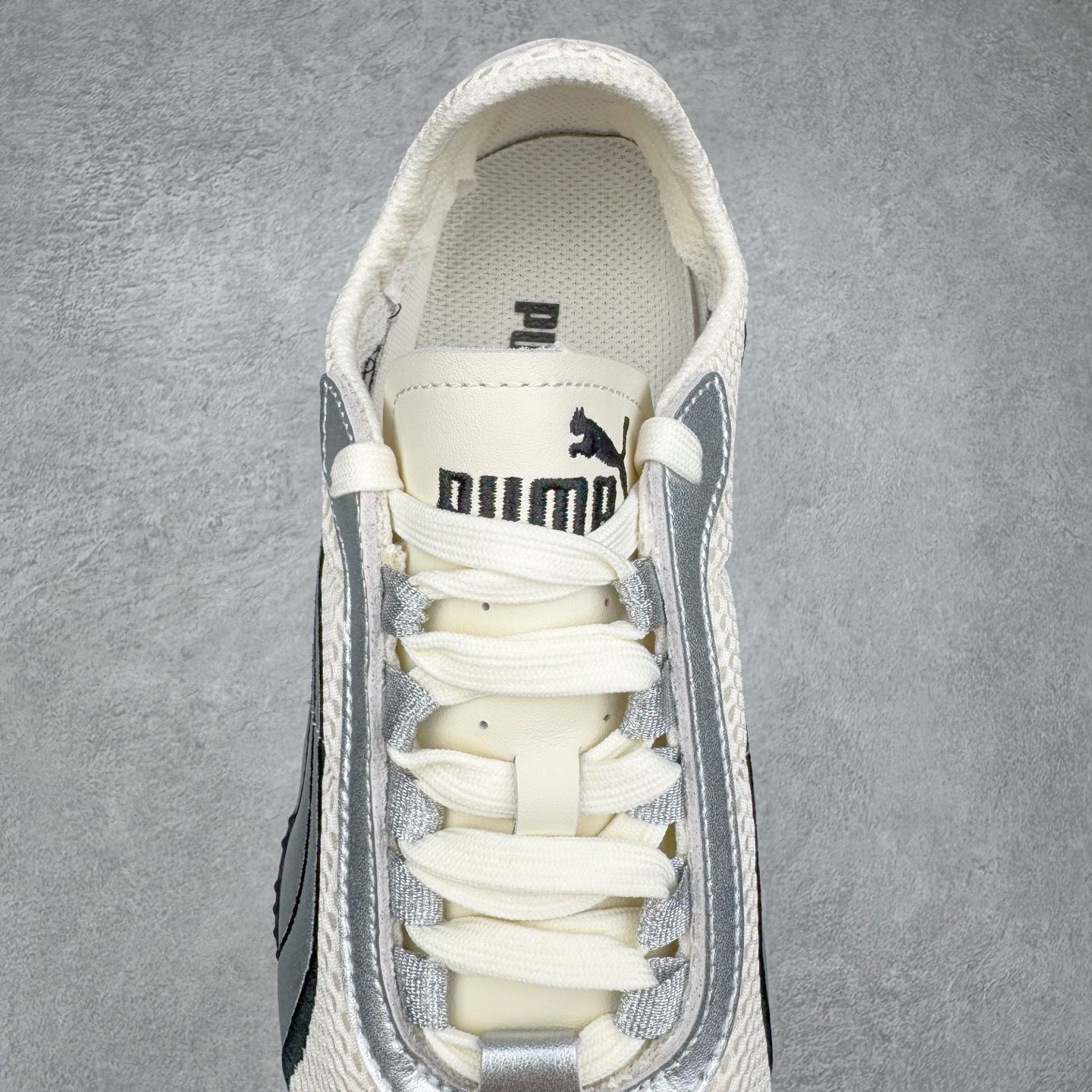 图片[5]-＃S2纯原 PUMA Speedca OG 彪马极速赛车系列低帮德训风拼接复古百搭休闲运动赛车鞋 鞋款从80、90年代赛车手所穿的防火赛车鞋为原型，鞋身线条模仿了赛车的流线廓形，体现了空气动力学原理的结构。简约流畅的外观，恰好又和贯穿其中的Formstrip Logo融合恰到好处，视觉上细节丰富且协调。本次Speedcat OG鞋款归来，最大看点自然式保留了窄版鞋型以及薄底构造。这两年各品牌鞋底越做越厚，Speedcat反其道而行之，上脚几乎无鞋底的效果带来耳目一新的视觉体验。鞋面依旧是以质感细腻的麂皮材质打造，并且大面积近乎全包裹的使用，复古味道也愈发浓烈。配色上更是将最原始的黑色和红色带回，向F1赛车队的标志性队服致敬。相信让各位一眼种草的更多是出挑的大红色，上脚即可瞬间点亮整体造型，在以球鞋为核心的OOTD中脱颖而出。而另一款黑色则是低调的万金油，彰显新潮个性的同时又不喧宾夺主，也是热爱简约系穿搭朋友的首选。 尺码：36 37 37.5 38 38.5 39 40 40.5 41 42 42.5 43 44 44.5 45 46-选品中心