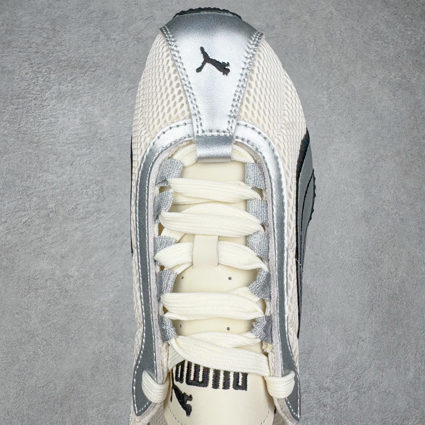 图片[4]-＃S2纯原 PUMA Speedca OG 彪马极速赛车系列低帮德训风拼接复古百搭休闲运动赛车鞋 鞋款从80、90年代赛车手所穿的防火赛车鞋为原型，鞋身线条模仿了赛车的流线廓形，体现了空气动力学原理的结构。简约流畅的外观，恰好又和贯穿其中的Formstrip Logo融合恰到好处，视觉上细节丰富且协调。本次Speedcat OG鞋款归来，最大看点自然式保留了窄版鞋型以及薄底构造。这两年各品牌鞋底越做越厚，Speedcat反其道而行之，上脚几乎无鞋底的效果带来耳目一新的视觉体验。鞋面依旧是以质感细腻的麂皮材质打造，并且大面积近乎全包裹的使用，复古味道也愈发浓烈。配色上更是将最原始的黑色和红色带回，向F1赛车队的标志性队服致敬。相信让各位一眼种草的更多是出挑的大红色，上脚即可瞬间点亮整体造型，在以球鞋为核心的OOTD中脱颖而出。而另一款黑色则是低调的万金油，彰显新潮个性的同时又不喧宾夺主，也是热爱简约系穿搭朋友的首选。 尺码：36 37 37.5 38 38.5 39 40 40.5 41 42 42.5 43 44 44.5 45 46-选品中心