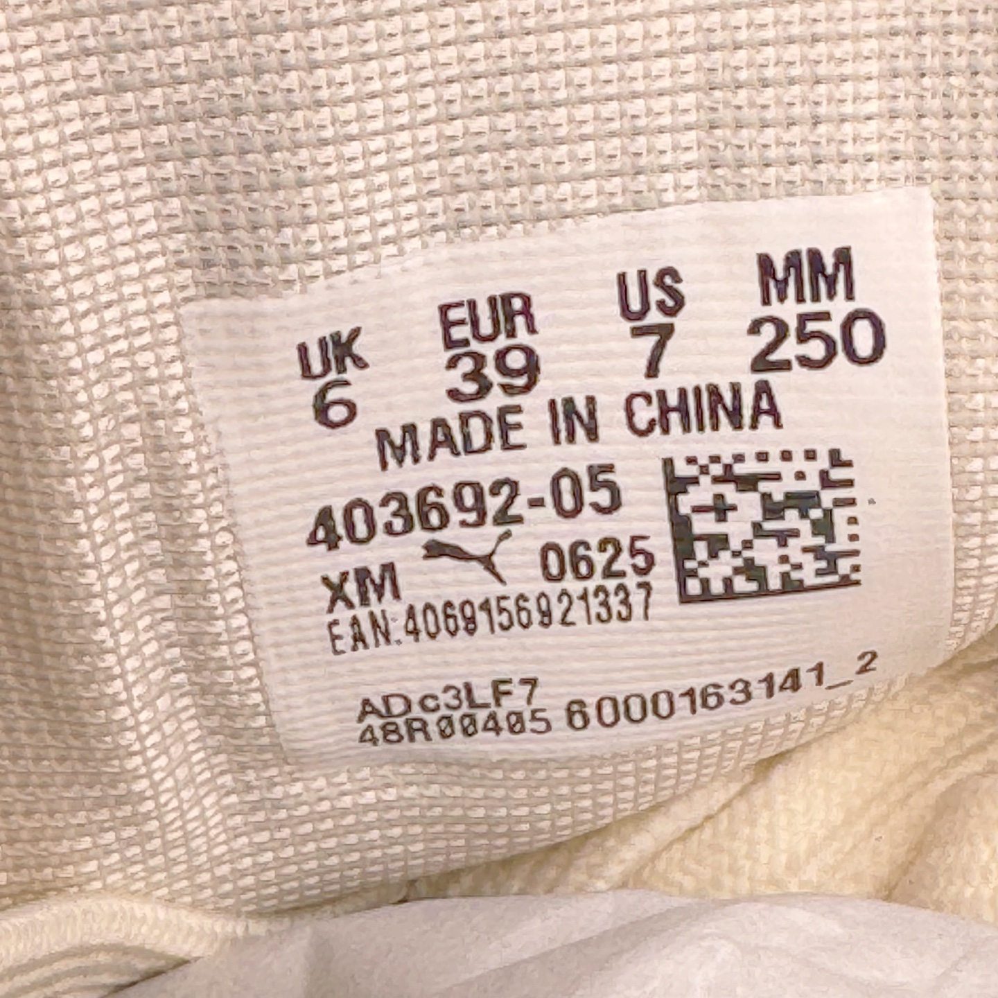 图片[15]-＃S2纯原 PUMA Speedca OG 彪马极速赛车系列低帮德训风拼接复古百搭休闲运动赛车鞋 鞋款从80、90年代赛车手所穿的防火赛车鞋为原型，鞋身线条模仿了赛车的流线廓形，体现了空气动力学原理的结构。简约流畅的外观，恰好又和贯穿其中的Formstrip Logo融合恰到好处，视觉上细节丰富且协调。本次Speedcat OG鞋款归来，最大看点自然式保留了窄版鞋型以及薄底构造。这两年各品牌鞋底越做越厚，Speedcat反其道而行之，上脚几乎无鞋底的效果带来耳目一新的视觉体验。鞋面依旧是以质感细腻的麂皮材质打造，并且大面积近乎全包裹的使用，复古味道也愈发浓烈。配色上更是将最原始的黑色和红色带回，向F1赛车队的标志性队服致敬。相信让各位一眼种草的更多是出挑的大红色，上脚即可瞬间点亮整体造型，在以球鞋为核心的OOTD中脱颖而出。而另一款黑色则是低调的万金油，彰显新潮个性的同时又不喧宾夺主，也是热爱简约系穿搭朋友的首选。 尺码：36 37 37.5 38 38.5 39 40 40.5 41 42 42.5 43 44 44.5 45 46-选品中心