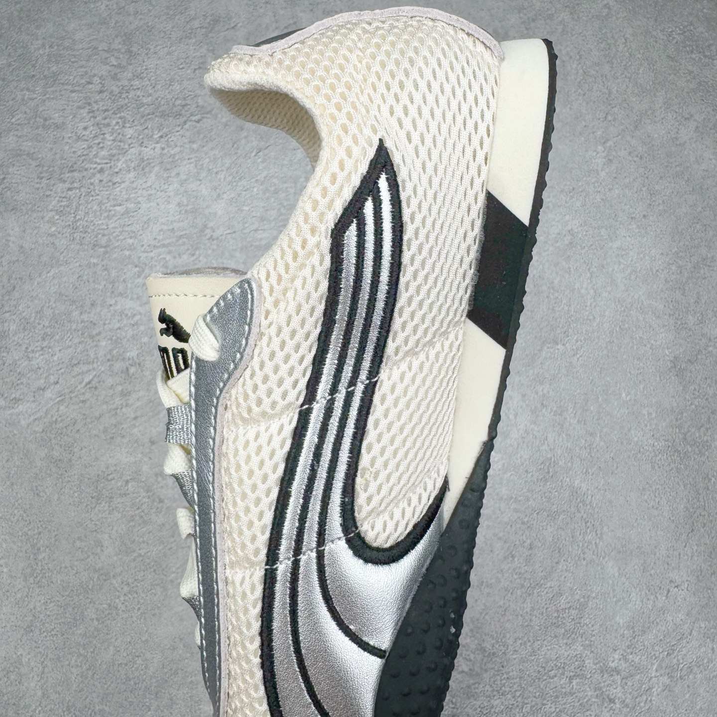 图片[7]-＃S2纯原 PUMA Speedca OG 彪马极速赛车系列低帮德训风拼接复古百搭休闲运动赛车鞋 鞋款从80、90年代赛车手所穿的防火赛车鞋为原型，鞋身线条模仿了赛车的流线廓形，体现了空气动力学原理的结构。简约流畅的外观，恰好又和贯穿其中的Formstrip Logo融合恰到好处，视觉上细节丰富且协调。本次Speedcat OG鞋款归来，最大看点自然式保留了窄版鞋型以及薄底构造。这两年各品牌鞋底越做越厚，Speedcat反其道而行之，上脚几乎无鞋底的效果带来耳目一新的视觉体验。鞋面依旧是以质感细腻的麂皮材质打造，并且大面积近乎全包裹的使用，复古味道也愈发浓烈。配色上更是将最原始的黑色和红色带回，向F1赛车队的标志性队服致敬。相信让各位一眼种草的更多是出挑的大红色，上脚即可瞬间点亮整体造型，在以球鞋为核心的OOTD中脱颖而出。而另一款黑色则是低调的万金油，彰显新潮个性的同时又不喧宾夺主，也是热爱简约系穿搭朋友的首选。 尺码：36 37 37.5 38 38.5 39 40 40.5 41 42 42.5 43 44 44.5 45 46-选品中心