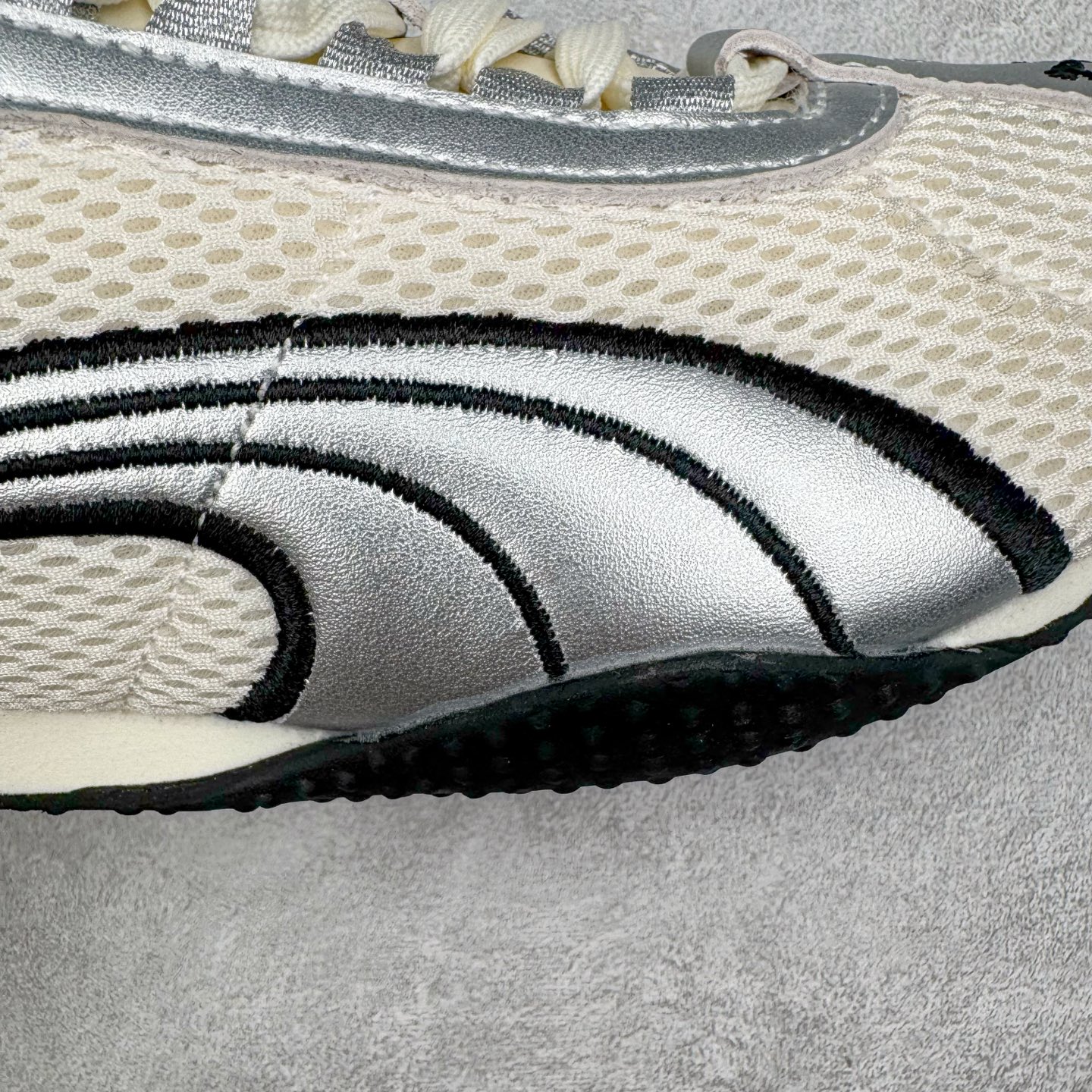 图片[13]-＃S2纯原 PUMA Speedca OG 彪马极速赛车系列低帮德训风拼接复古百搭休闲运动赛车鞋 鞋款从80、90年代赛车手所穿的防火赛车鞋为原型，鞋身线条模仿了赛车的流线廓形，体现了空气动力学原理的结构。简约流畅的外观，恰好又和贯穿其中的Formstrip Logo融合恰到好处，视觉上细节丰富且协调。本次Speedcat OG鞋款归来，最大看点自然式保留了窄版鞋型以及薄底构造。这两年各品牌鞋底越做越厚，Speedcat反其道而行之，上脚几乎无鞋底的效果带来耳目一新的视觉体验。鞋面依旧是以质感细腻的麂皮材质打造，并且大面积近乎全包裹的使用，复古味道也愈发浓烈。配色上更是将最原始的黑色和红色带回，向F1赛车队的标志性队服致敬。相信让各位一眼种草的更多是出挑的大红色，上脚即可瞬间点亮整体造型，在以球鞋为核心的OOTD中脱颖而出。而另一款黑色则是低调的万金油，彰显新潮个性的同时又不喧宾夺主，也是热爱简约系穿搭朋友的首选。 尺码：36 37 37.5 38 38.5 39 40 40.5 41 42 42.5 43 44 44.5 45 46-选品中心