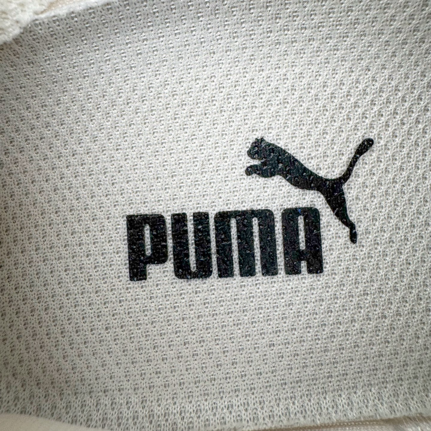 图片[16]-＃S2纯原 PUMA Speedca OG 彪马极速赛车系列低帮德训风拼接复古百搭休闲运动赛车鞋 鞋款从80、90年代赛车手所穿的防火赛车鞋为原型，鞋身线条模仿了赛车的流线廓形，体现了空气动力学原理的结构。简约流畅的外观，恰好又和贯穿其中的Formstrip Logo融合恰到好处，视觉上细节丰富且协调。本次Speedcat OG鞋款归来，最大看点自然式保留了窄版鞋型以及薄底构造。这两年各品牌鞋底越做越厚，Speedcat反其道而行之，上脚几乎无鞋底的效果带来耳目一新的视觉体验。鞋面依旧是以质感细腻的麂皮材质打造，并且大面积近乎全包裹的使用，复古味道也愈发浓烈。配色上更是将最原始的黑色和红色带回，向F1赛车队的标志性队服致敬。相信让各位一眼种草的更多是出挑的大红色，上脚即可瞬间点亮整体造型，在以球鞋为核心的OOTD中脱颖而出。而另一款黑色则是低调的万金油，彰显新潮个性的同时又不喧宾夺主，也是热爱简约系穿搭朋友的首选。 尺码：36 37 37.5 38 38.5 39 40 40.5 41 42 42.5 43 44 44.5 45 46-选品中心