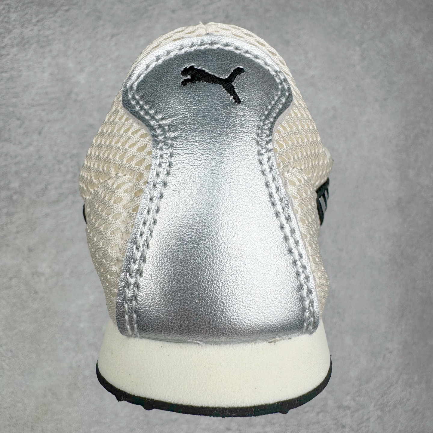 图片[8]-＃S2纯原 PUMA Speedca OG 彪马极速赛车系列低帮德训风拼接复古百搭休闲运动赛车鞋 鞋款从80、90年代赛车手所穿的防火赛车鞋为原型，鞋身线条模仿了赛车的流线廓形，体现了空气动力学原理的结构。简约流畅的外观，恰好又和贯穿其中的Formstrip Logo融合恰到好处，视觉上细节丰富且协调。本次Speedcat OG鞋款归来，最大看点自然式保留了窄版鞋型以及薄底构造。这两年各品牌鞋底越做越厚，Speedcat反其道而行之，上脚几乎无鞋底的效果带来耳目一新的视觉体验。鞋面依旧是以质感细腻的麂皮材质打造，并且大面积近乎全包裹的使用，复古味道也愈发浓烈。配色上更是将最原始的黑色和红色带回，向F1赛车队的标志性队服致敬。相信让各位一眼种草的更多是出挑的大红色，上脚即可瞬间点亮整体造型，在以球鞋为核心的OOTD中脱颖而出。而另一款黑色则是低调的万金油，彰显新潮个性的同时又不喧宾夺主，也是热爱简约系穿搭朋友的首选。 尺码：36 37 37.5 38 38.5 39 40 40.5 41 42 42.5 43 44 44.5 45 46-选品中心