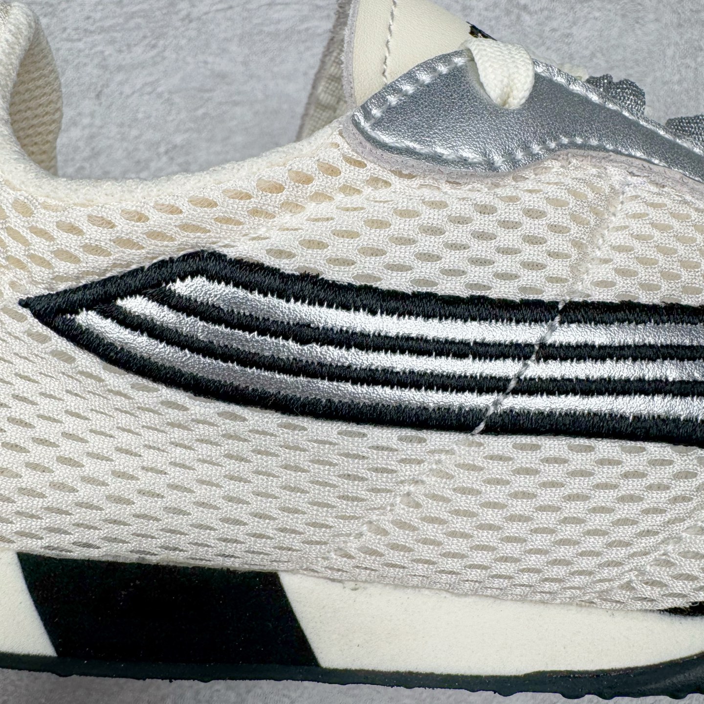 图片[14]-＃S2纯原 PUMA Speedca OG 彪马极速赛车系列低帮德训风拼接复古百搭休闲运动赛车鞋 鞋款从80、90年代赛车手所穿的防火赛车鞋为原型，鞋身线条模仿了赛车的流线廓形，体现了空气动力学原理的结构。简约流畅的外观，恰好又和贯穿其中的Formstrip Logo融合恰到好处，视觉上细节丰富且协调。本次Speedcat OG鞋款归来，最大看点自然式保留了窄版鞋型以及薄底构造。这两年各品牌鞋底越做越厚，Speedcat反其道而行之，上脚几乎无鞋底的效果带来耳目一新的视觉体验。鞋面依旧是以质感细腻的麂皮材质打造，并且大面积近乎全包裹的使用，复古味道也愈发浓烈。配色上更是将最原始的黑色和红色带回，向F1赛车队的标志性队服致敬。相信让各位一眼种草的更多是出挑的大红色，上脚即可瞬间点亮整体造型，在以球鞋为核心的OOTD中脱颖而出。而另一款黑色则是低调的万金油，彰显新潮个性的同时又不喧宾夺主，也是热爱简约系穿搭朋友的首选。 尺码：36 37 37.5 38 38.5 39 40 40.5 41 42 42.5 43 44 44.5 45 46-选品中心