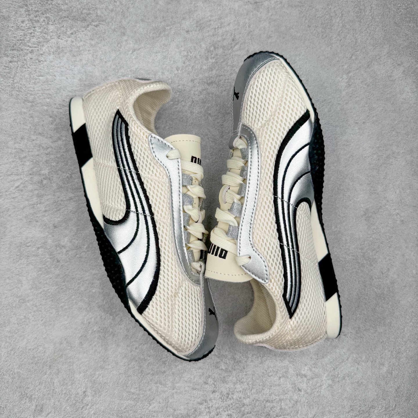 图片[3]-＃S2纯原 PUMA Speedca OG 彪马极速赛车系列低帮德训风拼接复古百搭休闲运动赛车鞋 鞋款从80、90年代赛车手所穿的防火赛车鞋为原型，鞋身线条模仿了赛车的流线廓形，体现了空气动力学原理的结构。简约流畅的外观，恰好又和贯穿其中的Formstrip Logo融合恰到好处，视觉上细节丰富且协调。本次Speedcat OG鞋款归来，最大看点自然式保留了窄版鞋型以及薄底构造。这两年各品牌鞋底越做越厚，Speedcat反其道而行之，上脚几乎无鞋底的效果带来耳目一新的视觉体验。鞋面依旧是以质感细腻的麂皮材质打造，并且大面积近乎全包裹的使用，复古味道也愈发浓烈。配色上更是将最原始的黑色和红色带回，向F1赛车队的标志性队服致敬。相信让各位一眼种草的更多是出挑的大红色，上脚即可瞬间点亮整体造型，在以球鞋为核心的OOTD中脱颖而出。而另一款黑色则是低调的万金油，彰显新潮个性的同时又不喧宾夺主，也是热爱简约系穿搭朋友的首选。 尺码：36 37 37.5 38 38.5 39 40 40.5 41 42 42.5 43 44 44.5 45 46-选品中心