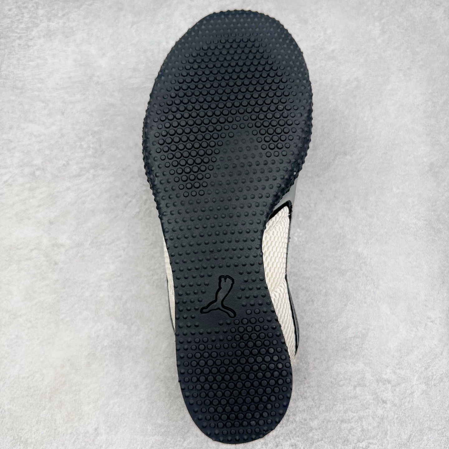 图片[9]-＃S2纯原 PUMA Speedca OG 彪马极速赛车系列低帮德训风拼接复古百搭休闲运动赛车鞋 鞋款从80、90年代赛车手所穿的防火赛车鞋为原型，鞋身线条模仿了赛车的流线廓形，体现了空气动力学原理的结构。简约流畅的外观，恰好又和贯穿其中的Formstrip Logo融合恰到好处，视觉上细节丰富且协调。本次Speedcat OG鞋款归来，最大看点自然式保留了窄版鞋型以及薄底构造。这两年各品牌鞋底越做越厚，Speedcat反其道而行之，上脚几乎无鞋底的效果带来耳目一新的视觉体验。鞋面依旧是以质感细腻的麂皮材质打造，并且大面积近乎全包裹的使用，复古味道也愈发浓烈。配色上更是将最原始的黑色和红色带回，向F1赛车队的标志性队服致敬。相信让各位一眼种草的更多是出挑的大红色，上脚即可瞬间点亮整体造型，在以球鞋为核心的OOTD中脱颖而出。而另一款黑色则是低调的万金油，彰显新潮个性的同时又不喧宾夺主，也是热爱简约系穿搭朋友的首选。 尺码：36 37 37.5 38 38.5 39 40 40.5 41 42 42.5 43 44 44.5 45 46-选品中心