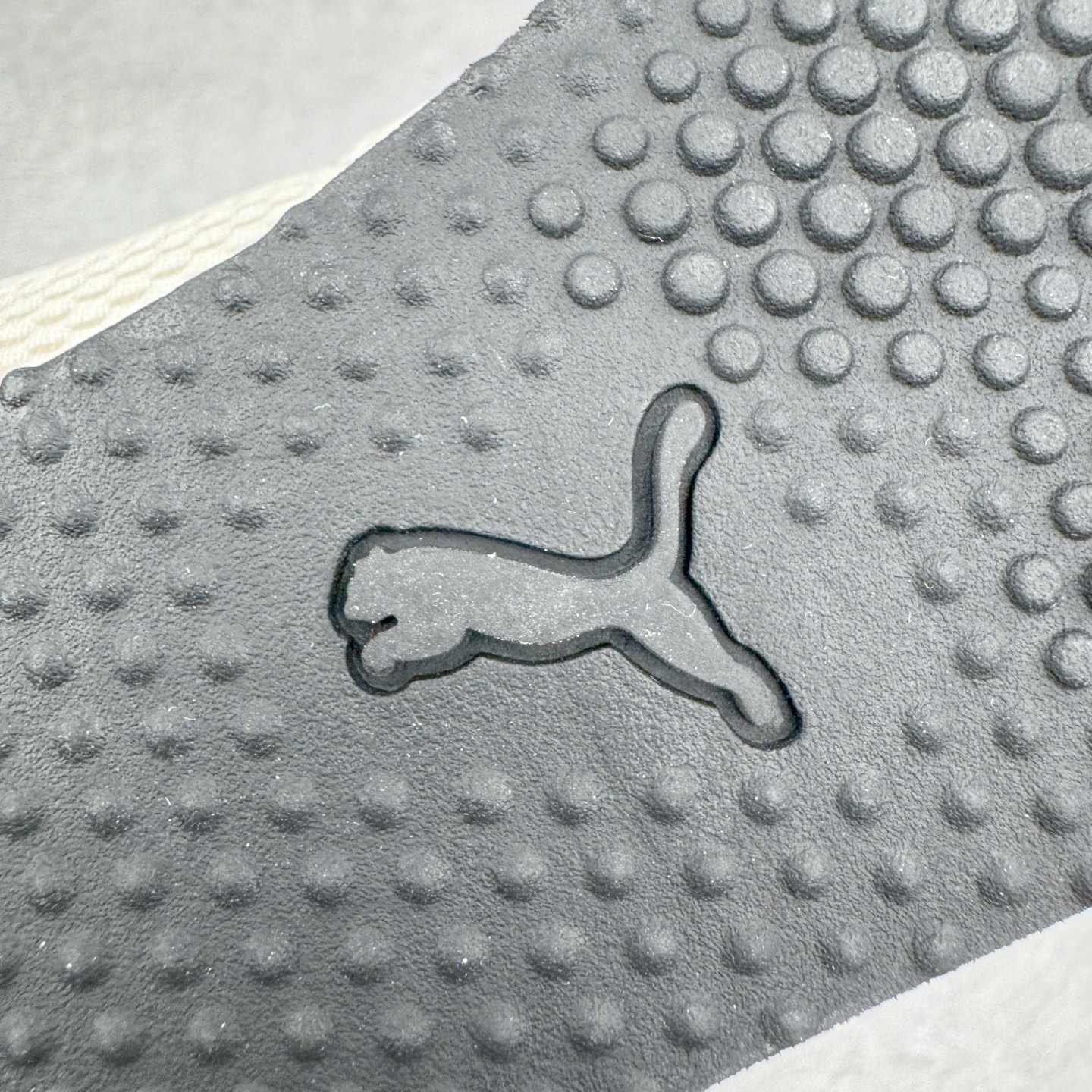 图片[11]-＃S2纯原 PUMA Speedca OG 彪马极速赛车系列低帮德训风拼接复古百搭休闲运动赛车鞋 鞋款从80、90年代赛车手所穿的防火赛车鞋为原型，鞋身线条模仿了赛车的流线廓形，体现了空气动力学原理的结构。简约流畅的外观，恰好又和贯穿其中的Formstrip Logo融合恰到好处，视觉上细节丰富且协调。本次Speedcat OG鞋款归来，最大看点自然式保留了窄版鞋型以及薄底构造。这两年各品牌鞋底越做越厚，Speedcat反其道而行之，上脚几乎无鞋底的效果带来耳目一新的视觉体验。鞋面依旧是以质感细腻的麂皮材质打造，并且大面积近乎全包裹的使用，复古味道也愈发浓烈。配色上更是将最原始的黑色和红色带回，向F1赛车队的标志性队服致敬。相信让各位一眼种草的更多是出挑的大红色，上脚即可瞬间点亮整体造型，在以球鞋为核心的OOTD中脱颖而出。而另一款黑色则是低调的万金油，彰显新潮个性的同时又不喧宾夺主，也是热爱简约系穿搭朋友的首选。 尺码：36 37 37.5 38 38.5 39 40 40.5 41 42 42.5 43 44 44.5 45 46-选品中心