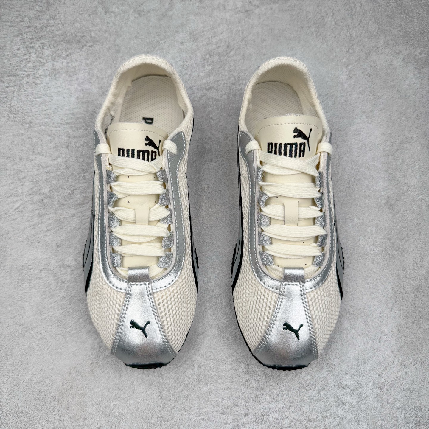 图片[2]-＃S2纯原 PUMA Speedca OG 彪马极速赛车系列低帮德训风拼接复古百搭休闲运动赛车鞋 鞋款从80、90年代赛车手所穿的防火赛车鞋为原型，鞋身线条模仿了赛车的流线廓形，体现了空气动力学原理的结构。简约流畅的外观，恰好又和贯穿其中的Formstrip Logo融合恰到好处，视觉上细节丰富且协调。本次Speedcat OG鞋款归来，最大看点自然式保留了窄版鞋型以及薄底构造。这两年各品牌鞋底越做越厚，Speedcat反其道而行之，上脚几乎无鞋底的效果带来耳目一新的视觉体验。鞋面依旧是以质感细腻的麂皮材质打造，并且大面积近乎全包裹的使用，复古味道也愈发浓烈。配色上更是将最原始的黑色和红色带回，向F1赛车队的标志性队服致敬。相信让各位一眼种草的更多是出挑的大红色，上脚即可瞬间点亮整体造型，在以球鞋为核心的OOTD中脱颖而出。而另一款黑色则是低调的万金油，彰显新潮个性的同时又不喧宾夺主，也是热爱简约系穿搭朋友的首选。 尺码：36 37 37.5 38 38.5 39 40 40.5 41 42 42.5 43 44 44.5 45 46-选品中心