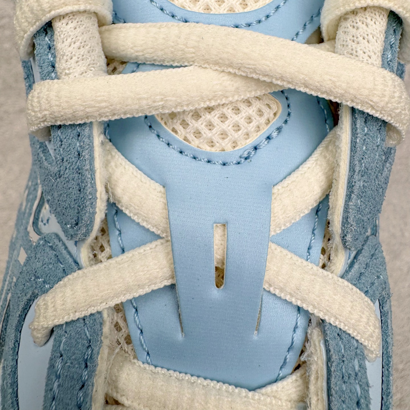 图片[14]-＃ZC总裁 Asics GEL-NYC 亚瑟士防滑耐磨透气低帮运动休闲鞋 GEL-NYC™ 运动鞋的灵感源自传统和现代高性能跑步风格 其鞋面结构参考了 2000 年代初的 GEL-NIMBUS™ 3 鞋 并将其与 MC-PLUS V 设计中的各种装饰融为一体 该工装通过使用 GEL-CUMULUS® 16 鞋的工装系统来对比鞋面的复古风格 通过轻质泡沫和 GEL® 技术嵌入物的结合 这种中底结构有助于创造先进的脚底舒适度 尺码：36 37 37.5 38 39 40.5 41.5 42 42.5 43.5 44 45 46.5 47-选品中心