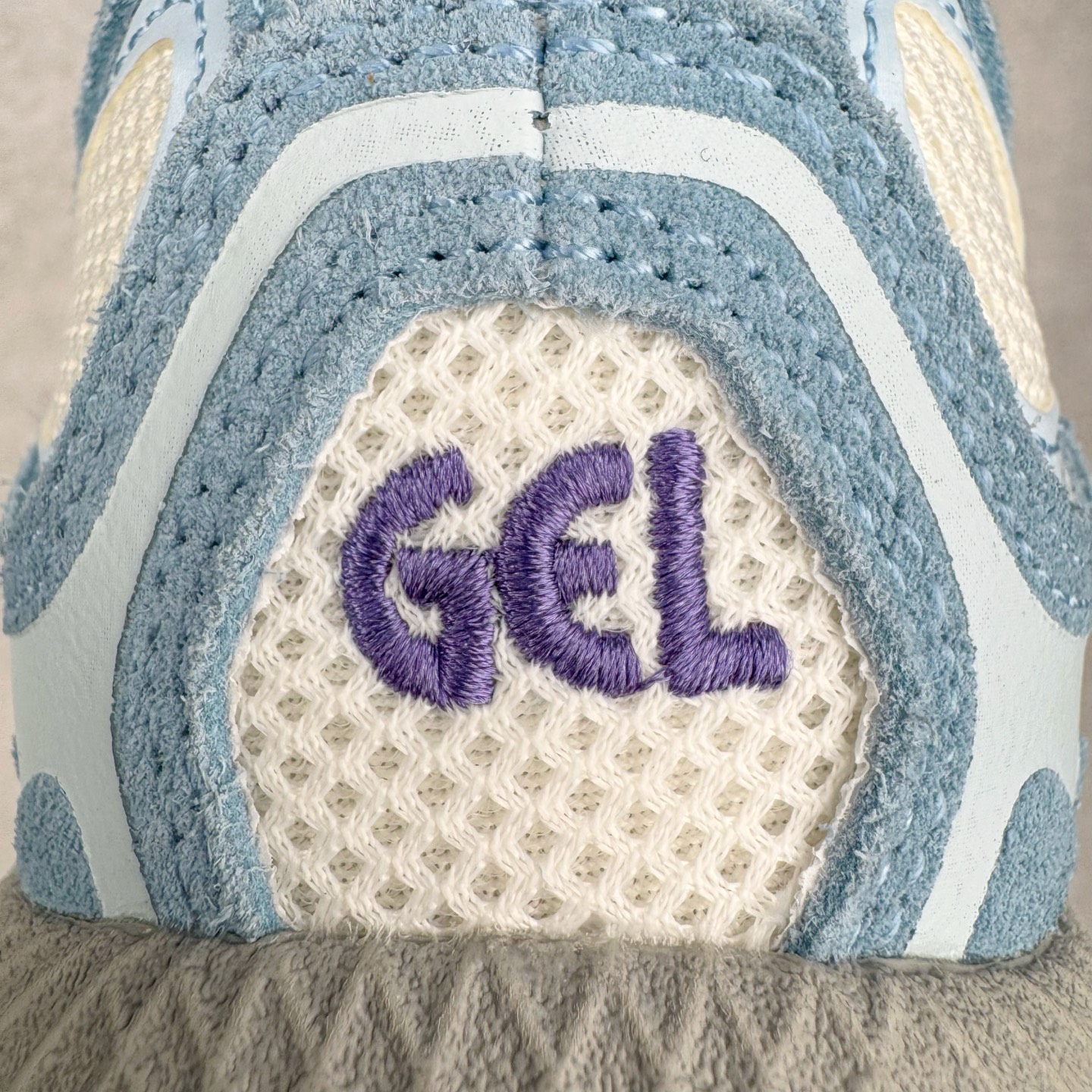 图片[23]-＃ZC总裁 Asics GEL-NYC 亚瑟士防滑耐磨透气低帮运动休闲鞋 GEL-NYC™ 运动鞋的灵感源自传统和现代高性能跑步风格 其鞋面结构参考了 2000 年代初的 GEL-NIMBUS™ 3 鞋 并将其与 MC-PLUS V 设计中的各种装饰融为一体 该工装通过使用 GEL-CUMULUS® 16 鞋的工装系统来对比鞋面的复古风格 通过轻质泡沫和 GEL® 技术嵌入物的结合 这种中底结构有助于创造先进的脚底舒适度 尺码：36 37 37.5 38 39 40.5 41.5 42 42.5 43.5 44 45 46.5 47-选品中心