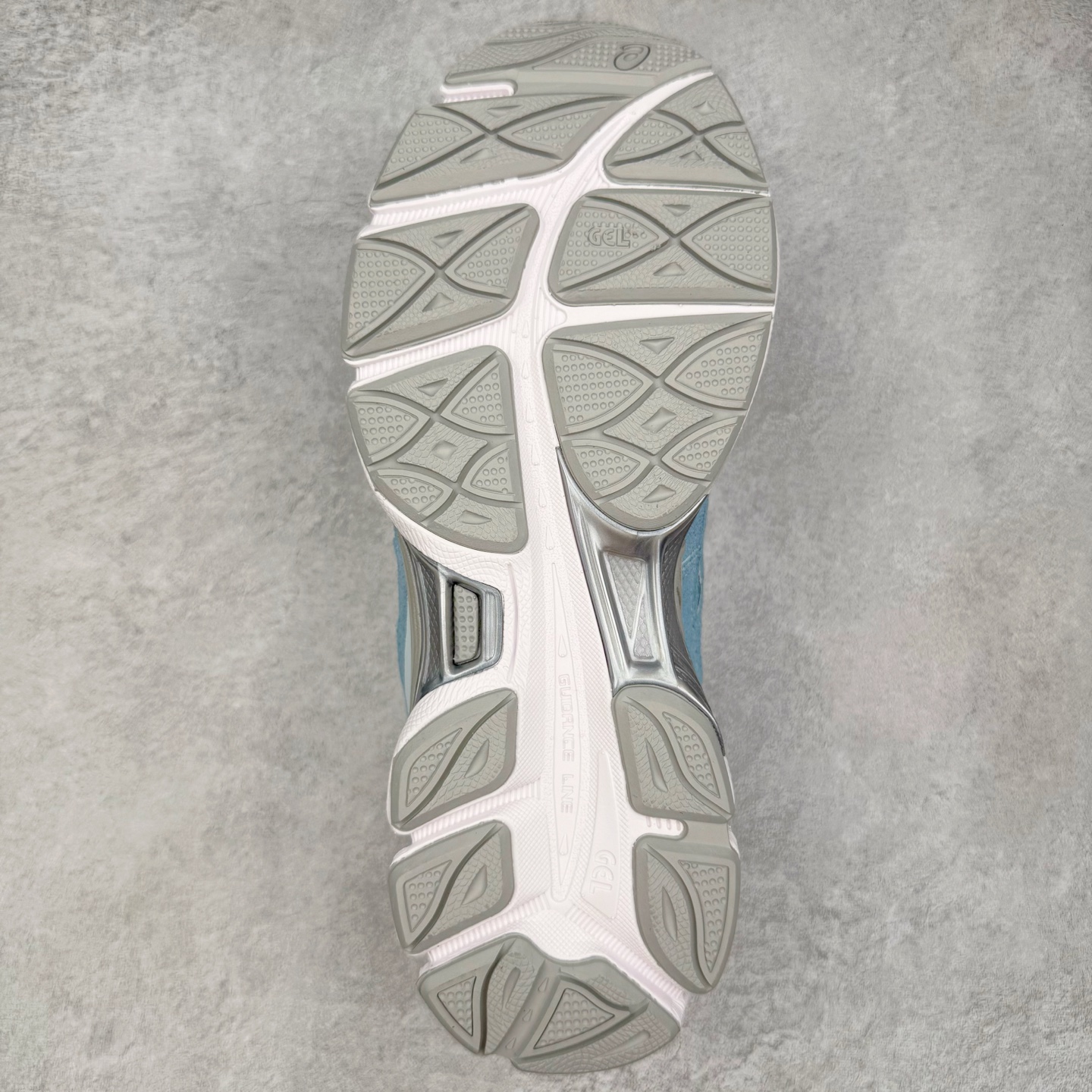 图片[9]-＃ZC总裁 Asics GEL-NYC 亚瑟士防滑耐磨透气低帮运动休闲鞋 GEL-NYC™ 运动鞋的灵感源自传统和现代高性能跑步风格 其鞋面结构参考了 2000 年代初的 GEL-NIMBUS™ 3 鞋 并将其与 MC-PLUS V 设计中的各种装饰融为一体 该工装通过使用 GEL-CUMULUS® 16 鞋的工装系统来对比鞋面的复古风格 通过轻质泡沫和 GEL® 技术嵌入物的结合 这种中底结构有助于创造先进的脚底舒适度 尺码：36 37 37.5 38 39 40.5 41.5 42 42.5 43.5 44 45 46.5 47-选品中心