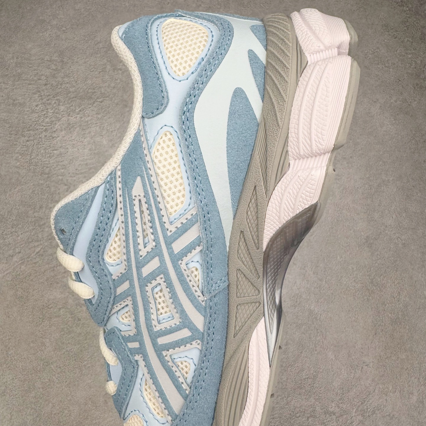 图片[7]-＃ZC总裁 Asics GEL-NYC 亚瑟士防滑耐磨透气低帮运动休闲鞋 GEL-NYC™ 运动鞋的灵感源自传统和现代高性能跑步风格 其鞋面结构参考了 2000 年代初的 GEL-NIMBUS™ 3 鞋 并将其与 MC-PLUS V 设计中的各种装饰融为一体 该工装通过使用 GEL-CUMULUS® 16 鞋的工装系统来对比鞋面的复古风格 通过轻质泡沫和 GEL® 技术嵌入物的结合 这种中底结构有助于创造先进的脚底舒适度 尺码：36 37 37.5 38 39 40.5 41.5 42 42.5 43.5 44 45 46.5 47-选品中心