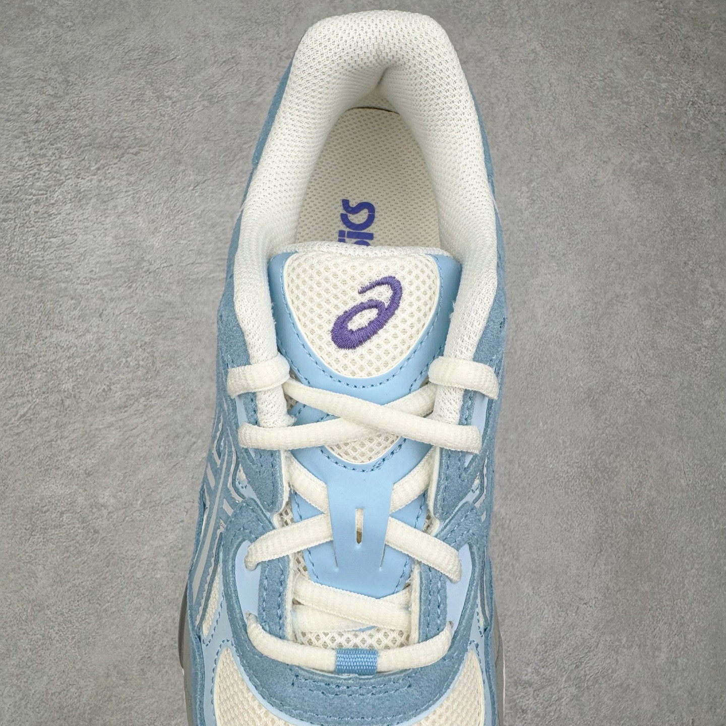 图片[5]-＃ZC总裁 Asics GEL-NYC 亚瑟士防滑耐磨透气低帮运动休闲鞋 GEL-NYC™ 运动鞋的灵感源自传统和现代高性能跑步风格 其鞋面结构参考了 2000 年代初的 GEL-NIMBUS™ 3 鞋 并将其与 MC-PLUS V 设计中的各种装饰融为一体 该工装通过使用 GEL-CUMULUS® 16 鞋的工装系统来对比鞋面的复古风格 通过轻质泡沫和 GEL® 技术嵌入物的结合 这种中底结构有助于创造先进的脚底舒适度 尺码：36 37 37.5 38 39 40.5 41.5 42 42.5 43.5 44 45 46.5 47-选品中心