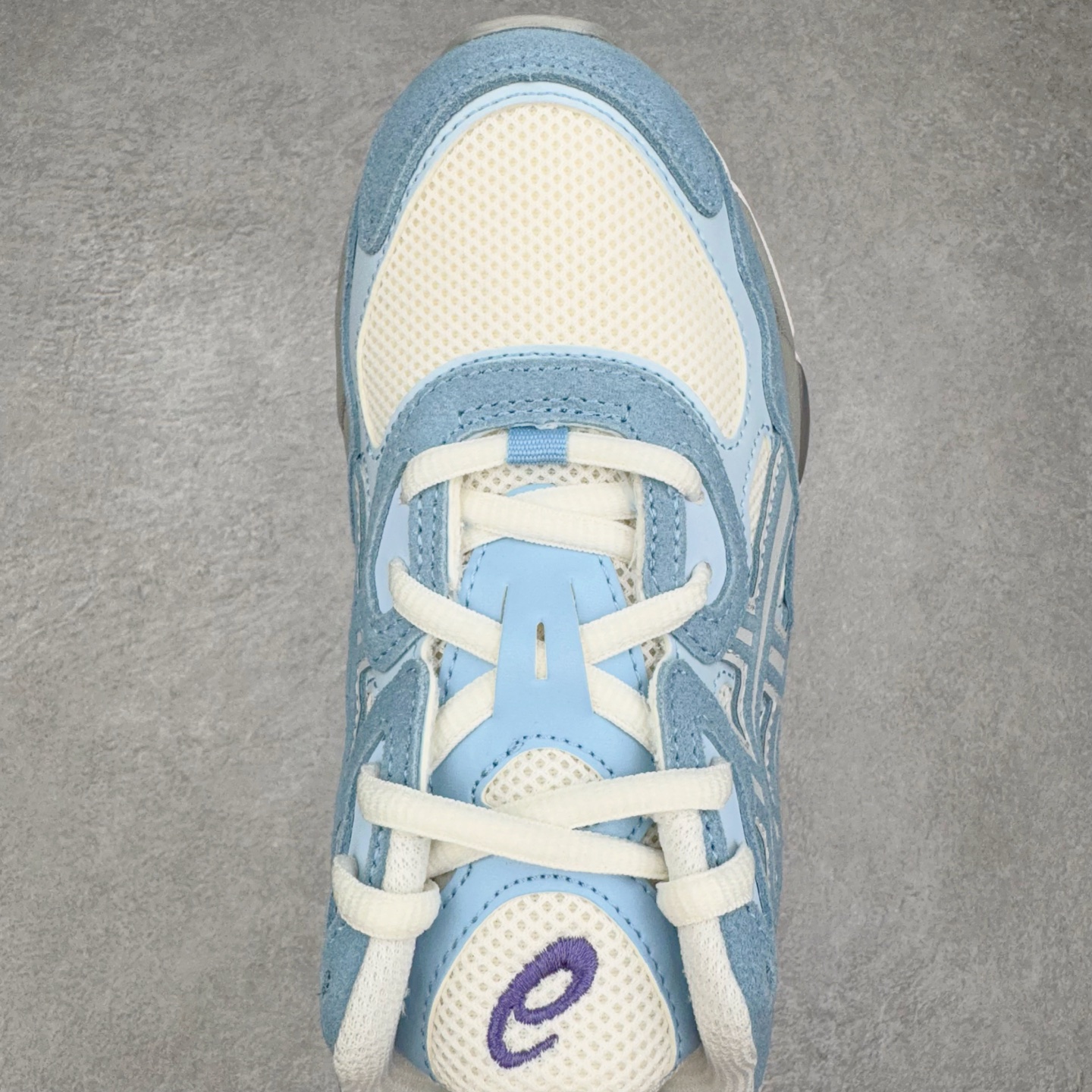 图片[4]-＃ZC总裁 Asics GEL-NYC 亚瑟士防滑耐磨透气低帮运动休闲鞋 GEL-NYC™ 运动鞋的灵感源自传统和现代高性能跑步风格 其鞋面结构参考了 2000 年代初的 GEL-NIMBUS™ 3 鞋 并将其与 MC-PLUS V 设计中的各种装饰融为一体 该工装通过使用 GEL-CUMULUS® 16 鞋的工装系统来对比鞋面的复古风格 通过轻质泡沫和 GEL® 技术嵌入物的结合 这种中底结构有助于创造先进的脚底舒适度 尺码：36 37 37.5 38 39 40.5 41.5 42 42.5 43.5 44 45 46.5 47-选品中心