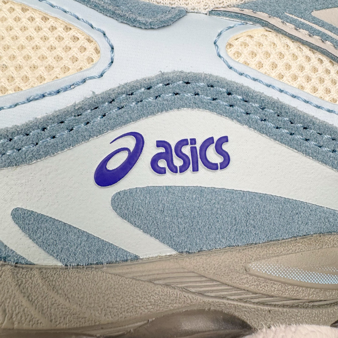 图片[16]-＃ZC总裁 Asics GEL-NYC 亚瑟士防滑耐磨透气低帮运动休闲鞋 GEL-NYC™ 运动鞋的灵感源自传统和现代高性能跑步风格 其鞋面结构参考了 2000 年代初的 GEL-NIMBUS™ 3 鞋 并将其与 MC-PLUS V 设计中的各种装饰融为一体 该工装通过使用 GEL-CUMULUS® 16 鞋的工装系统来对比鞋面的复古风格 通过轻质泡沫和 GEL® 技术嵌入物的结合 这种中底结构有助于创造先进的脚底舒适度 尺码：36 37 37.5 38 39 40.5 41.5 42 42.5 43.5 44 45 46.5 47-选品中心